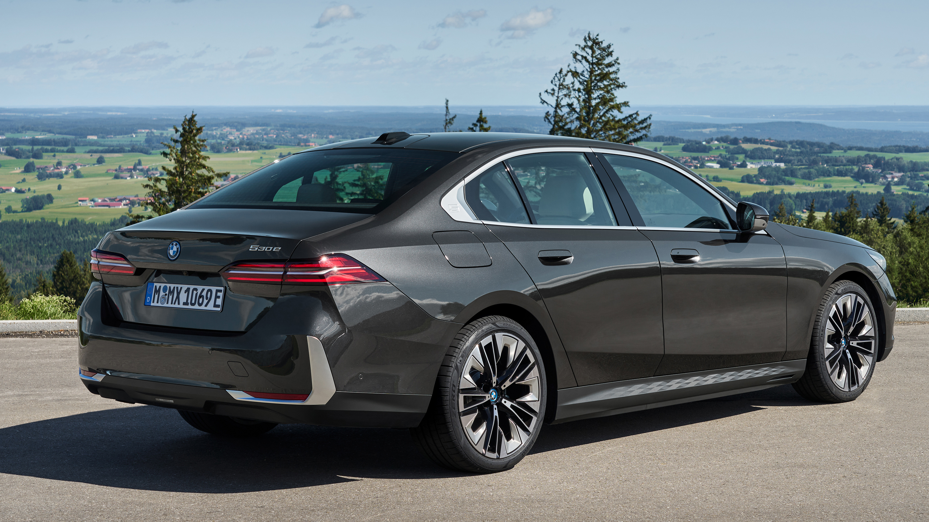 BMW 530e - rear quarter