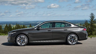 BMW 530e - side