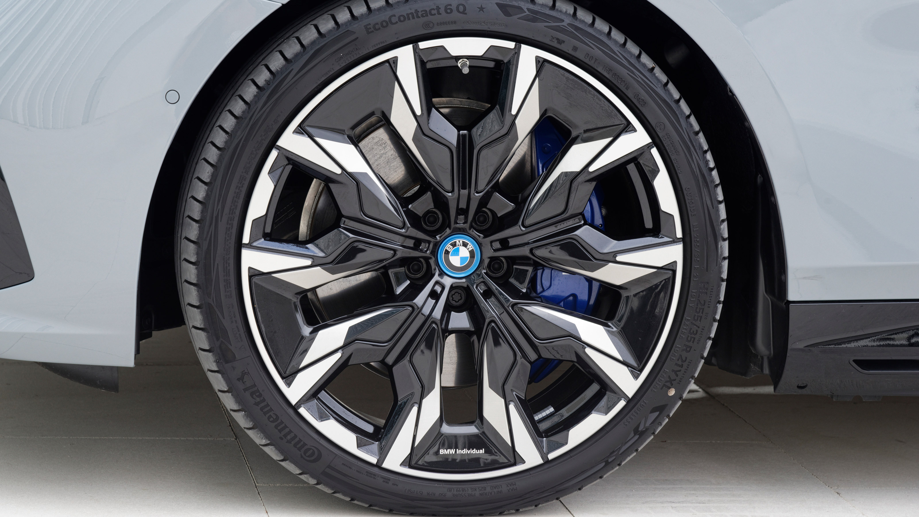 BMW i5 - wheel