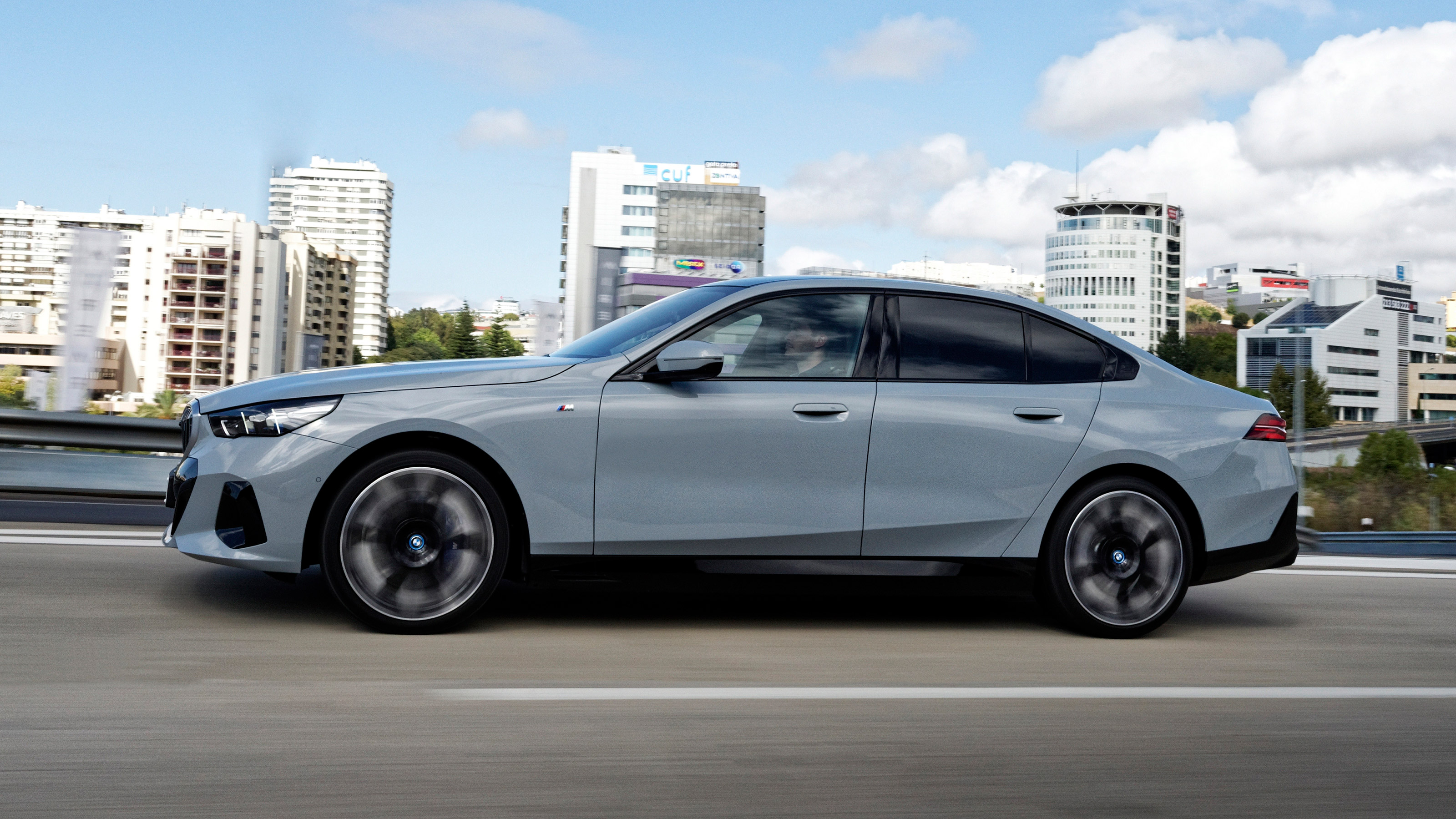 BMW i5 - side