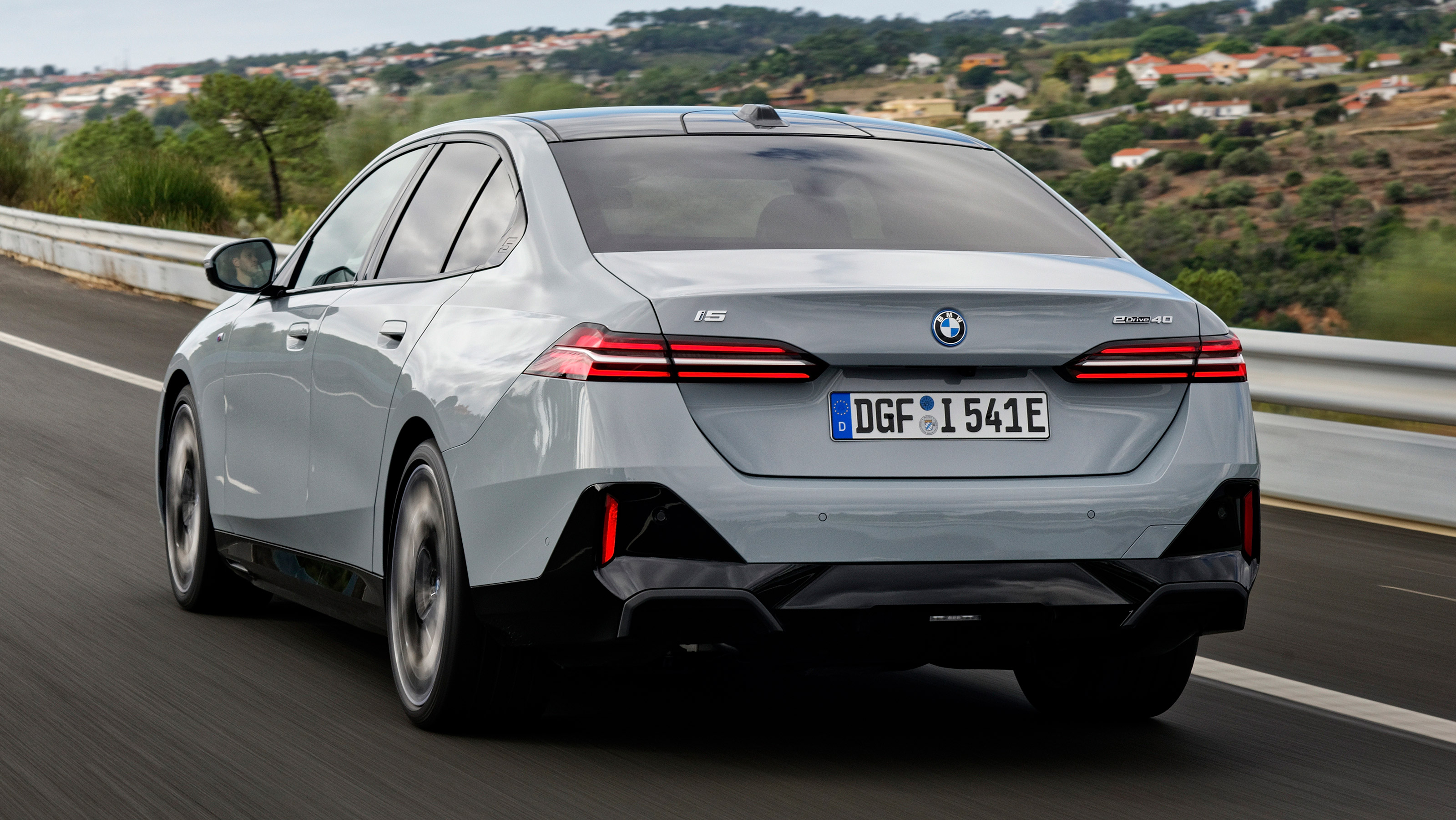BMW i5 - rear tracking
