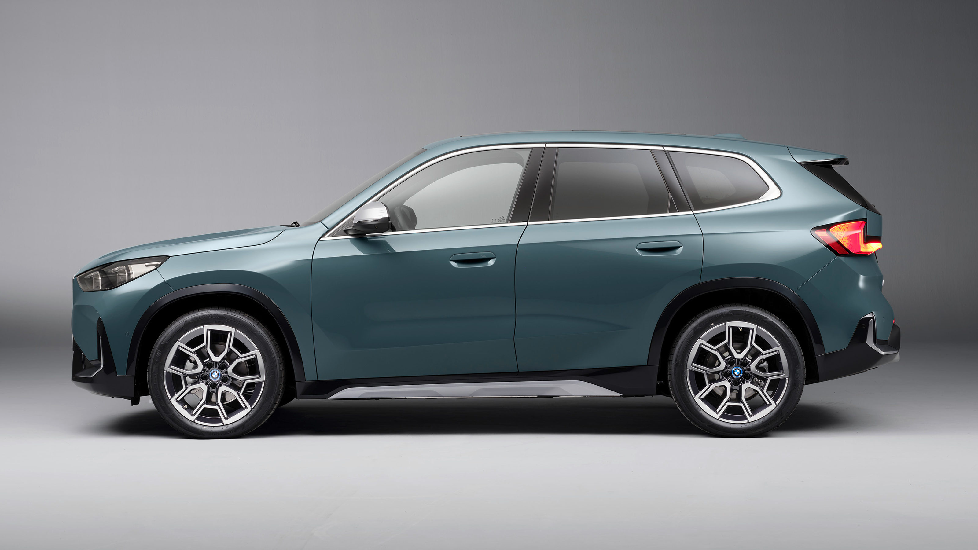 BMW iX1 eDrive20 - side static