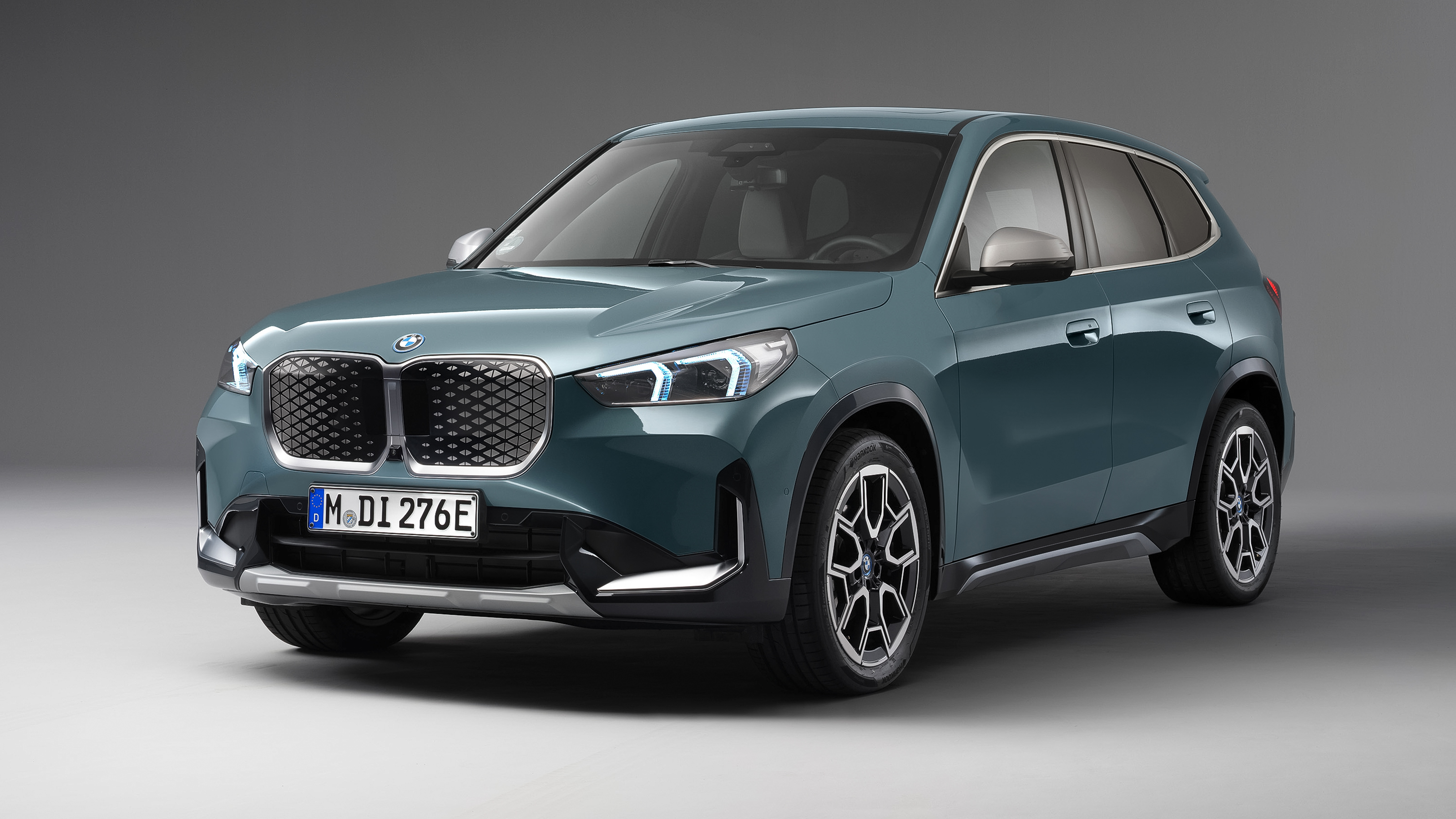 BMW iX1 eDrive20 - front 3/4 static