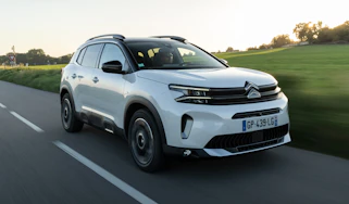 Citroen C5 Aircross Hybrid 136 - front tracking