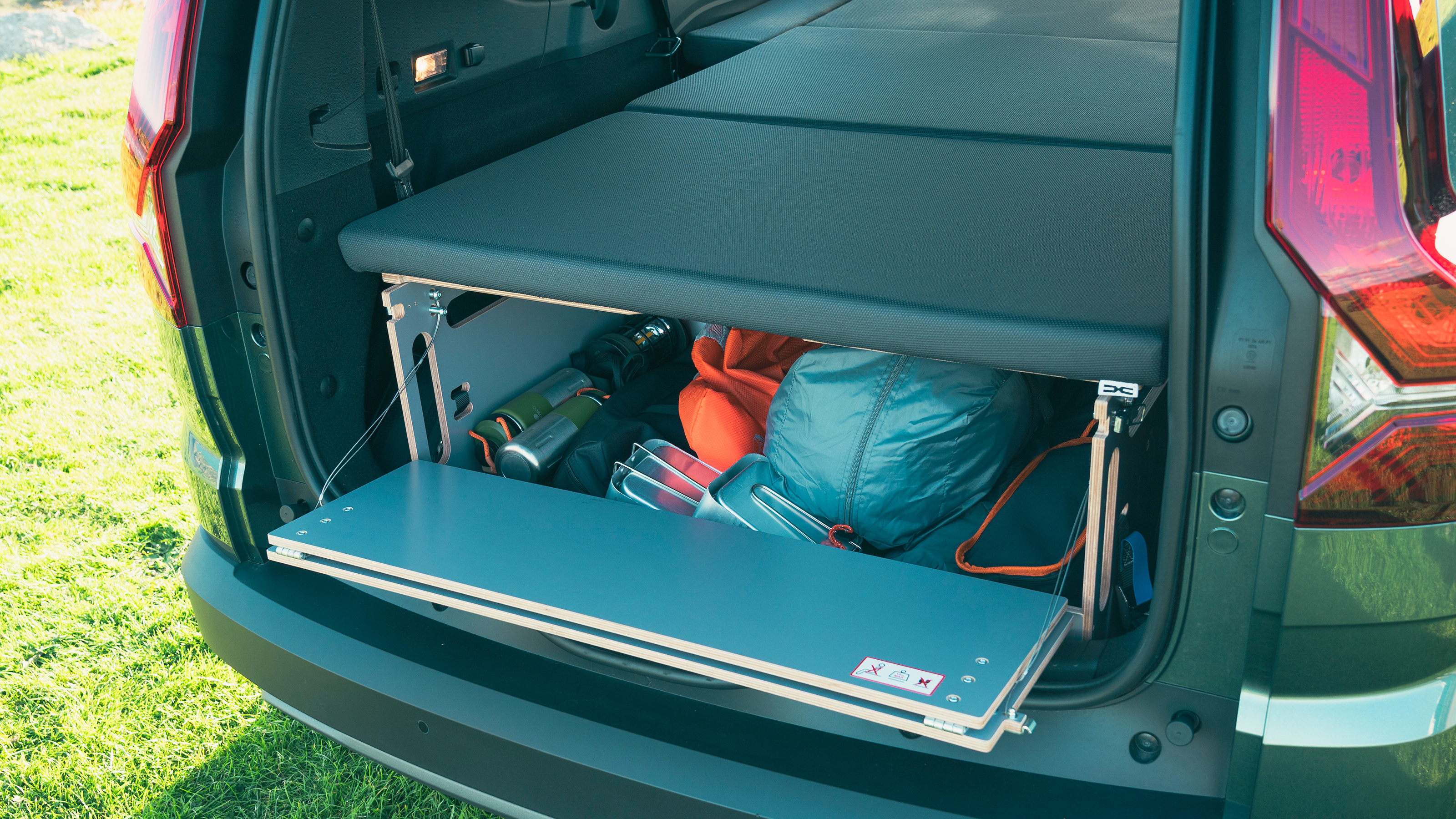 bDacia Jogger Extreme Sleep Pack - boot storage box