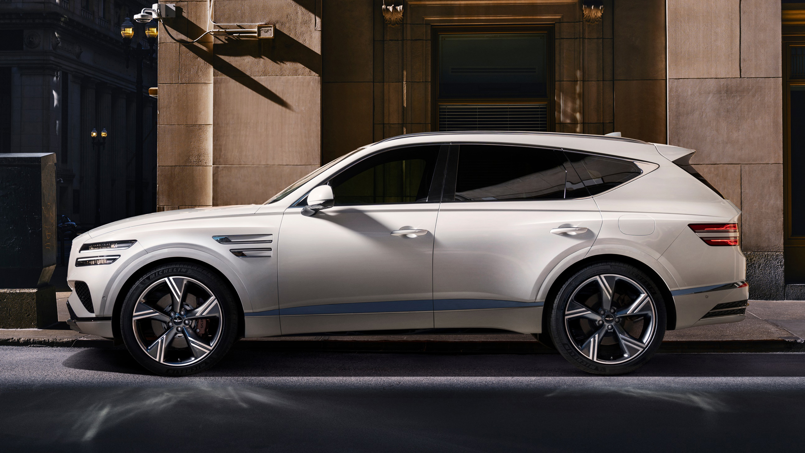 Genesis GV80 SUV - side 
