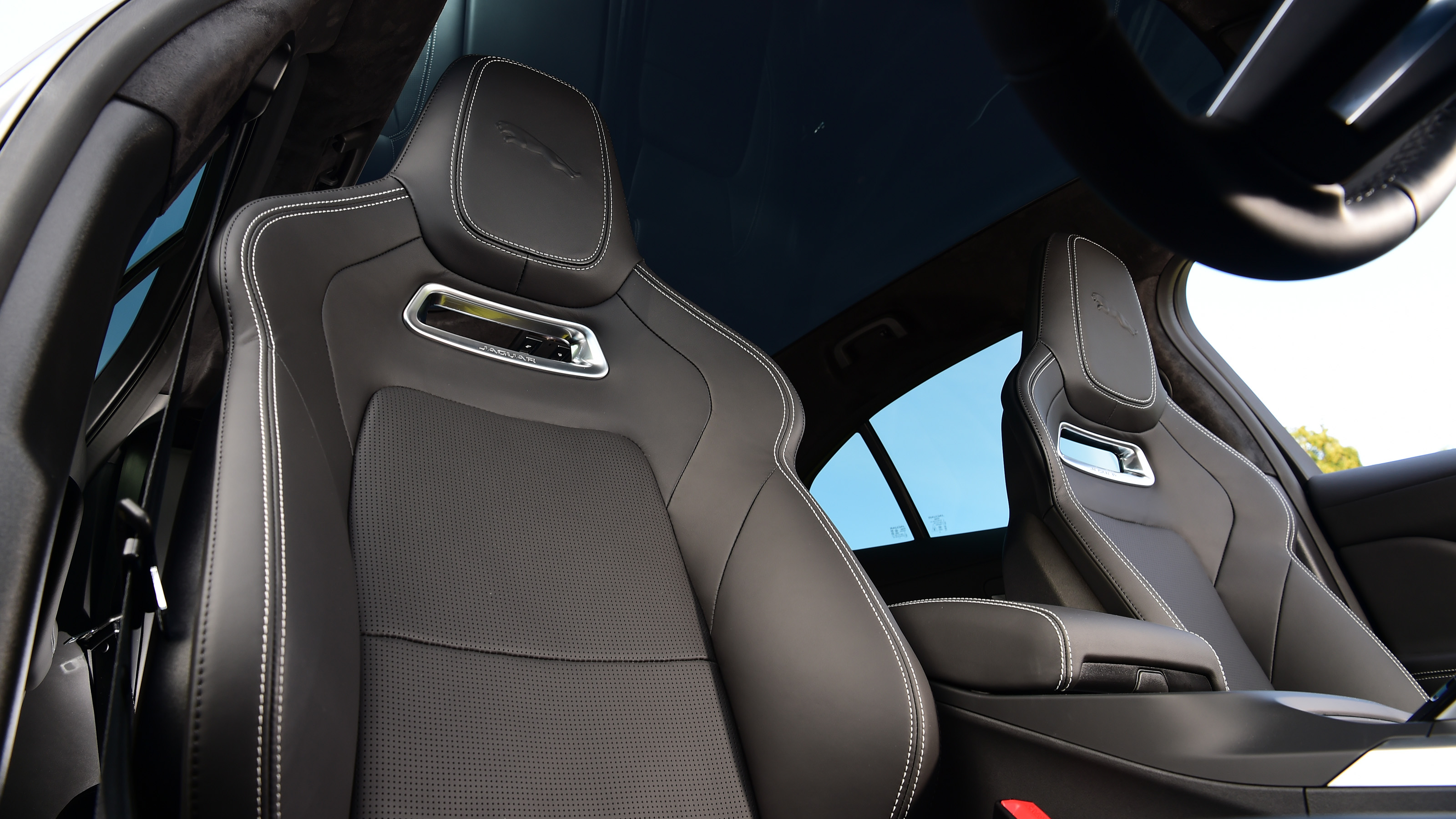 Jaguar I-Pace - front seats