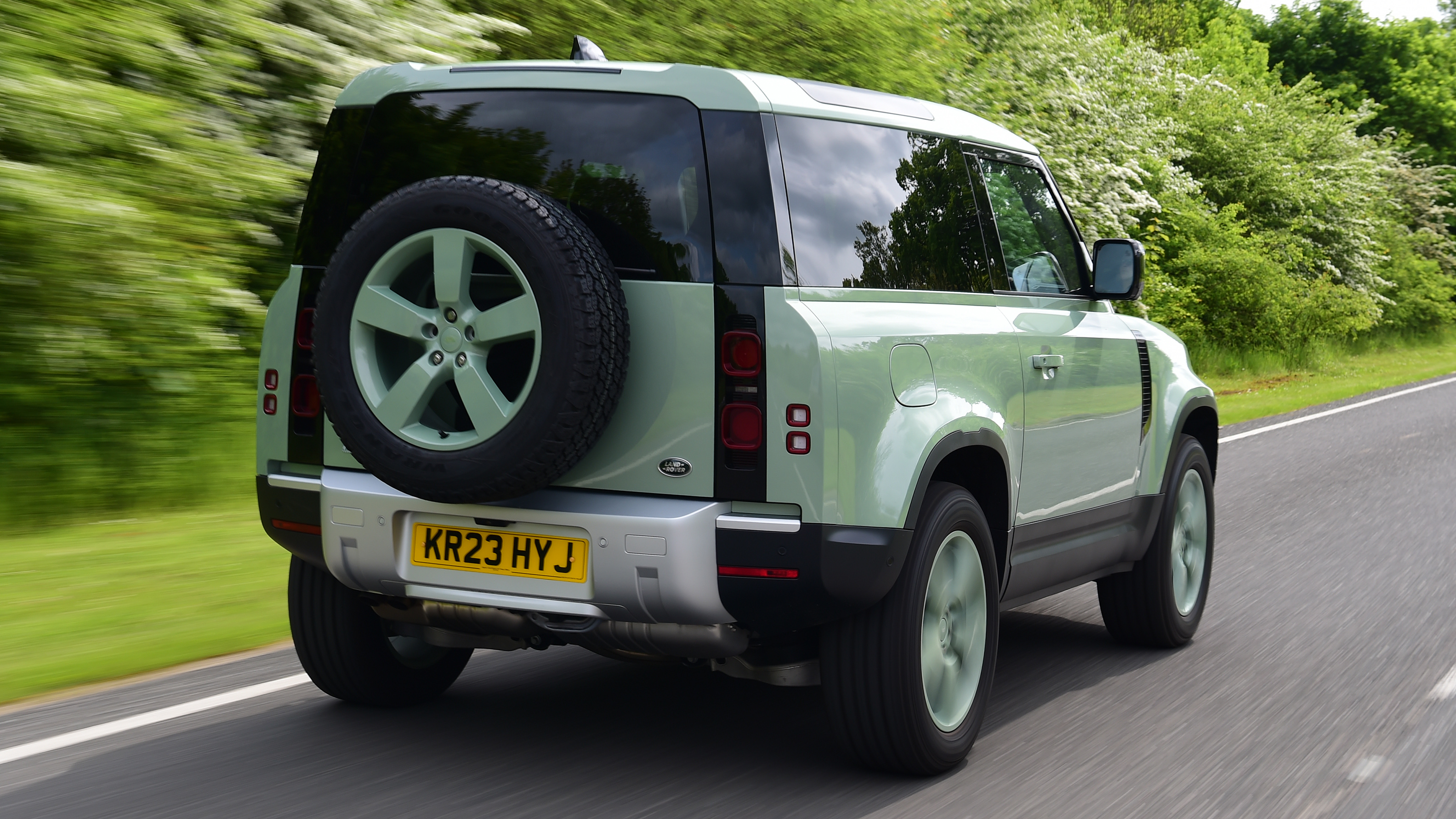 Land Rover Defender - rear tracking