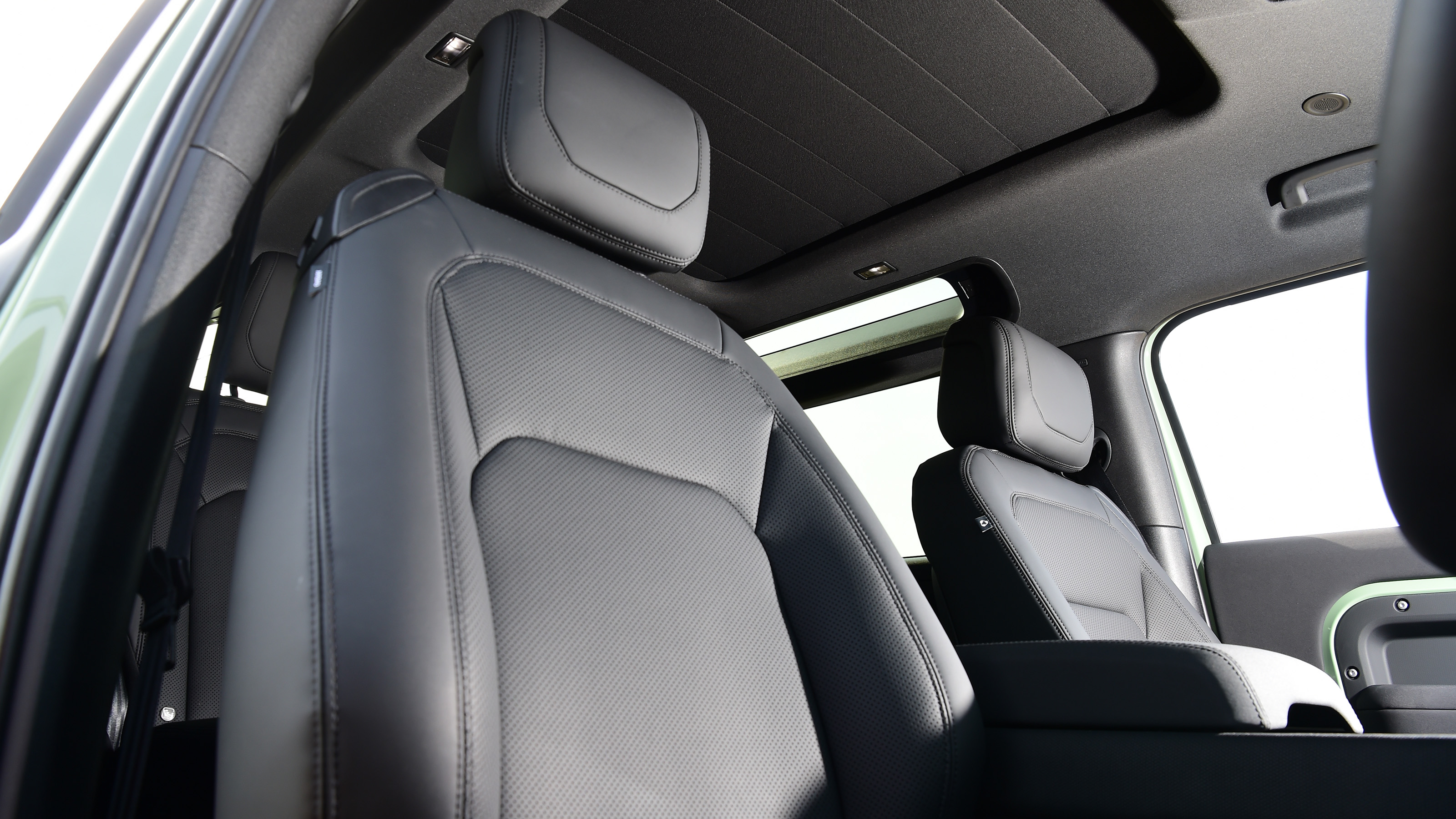 Land Rover Defender - front seats