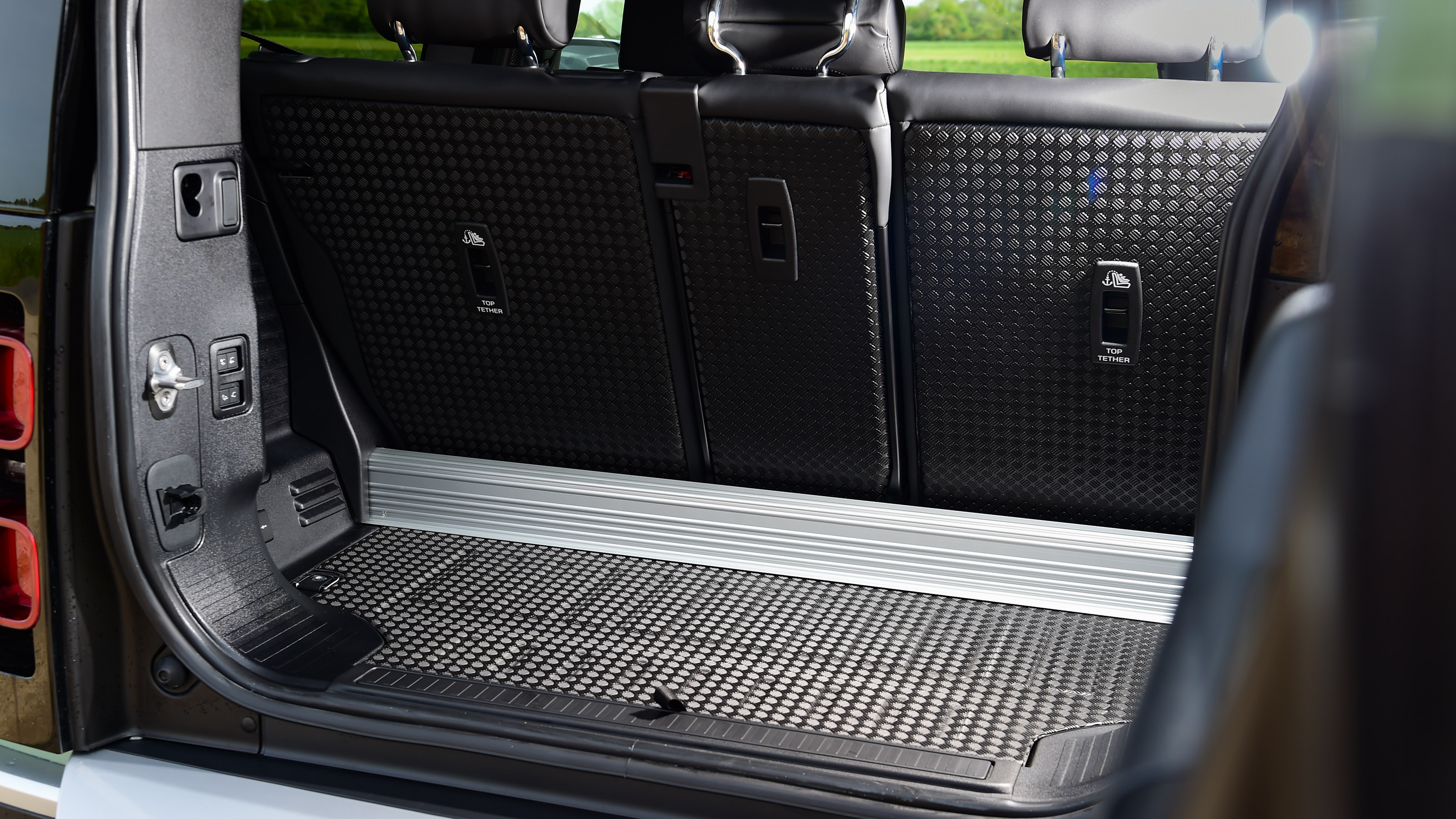 Land Rover Defender - boot