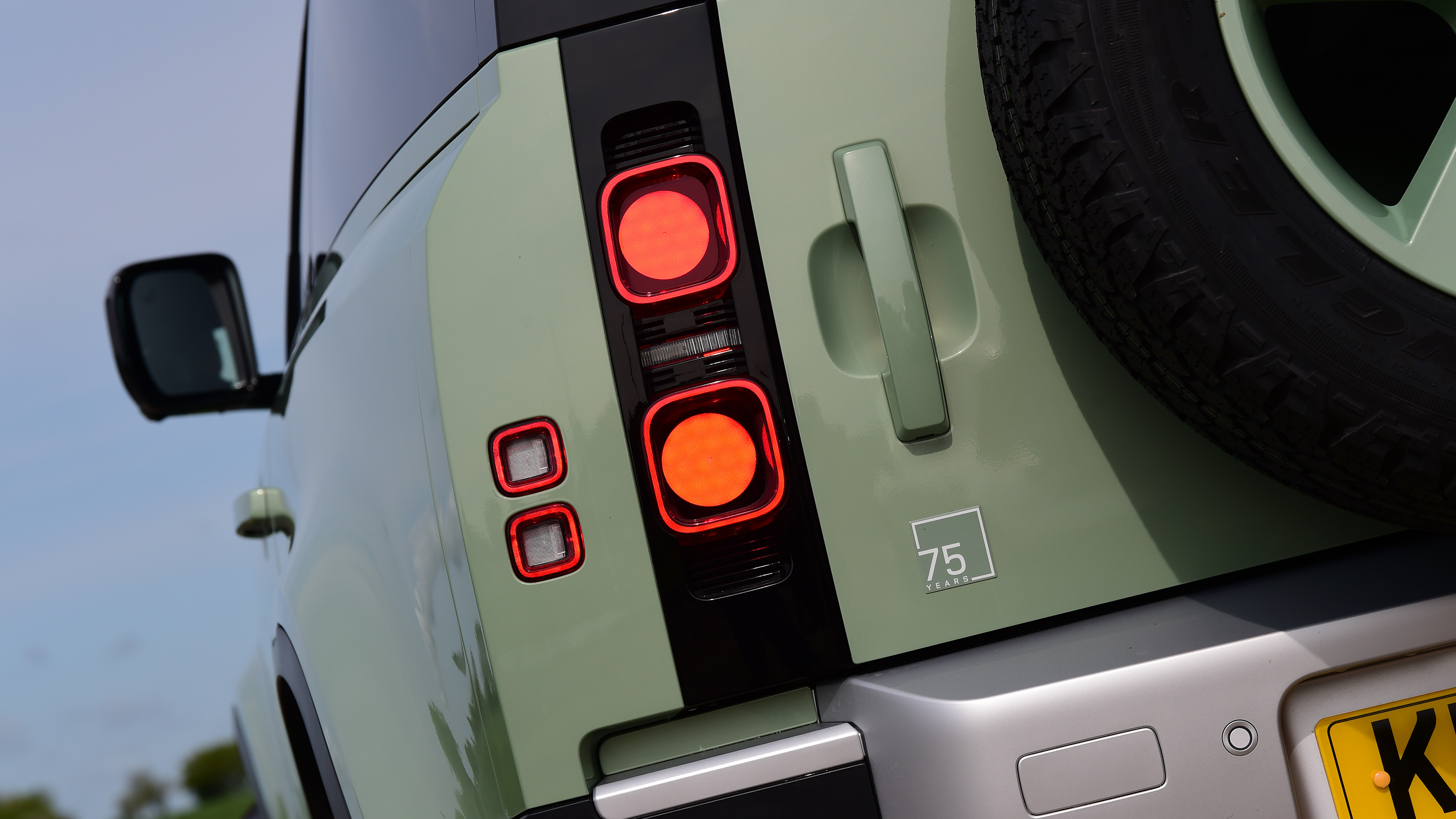 Land Rover Defender - tail-lights