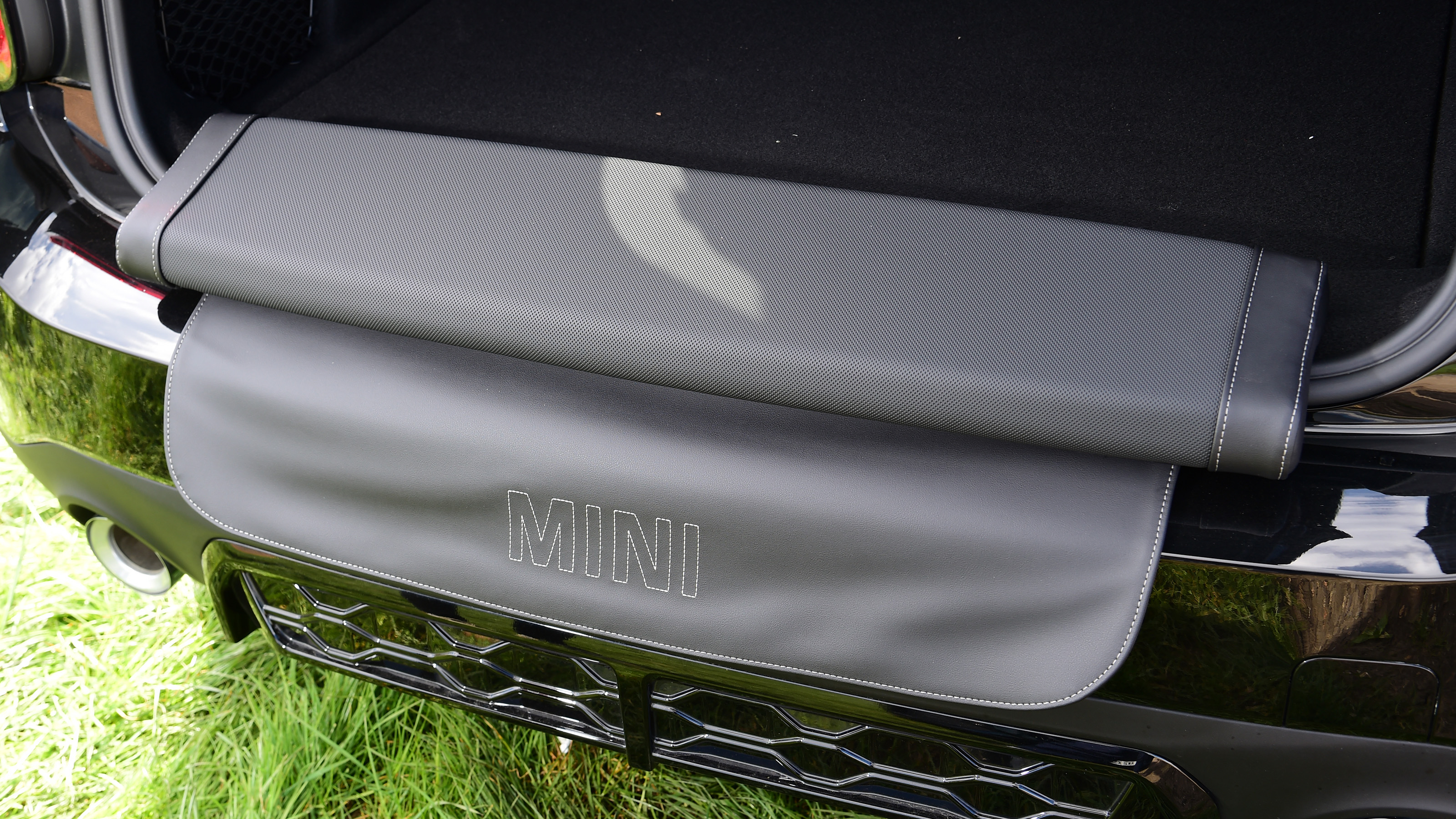 MINI Countryman - load lip