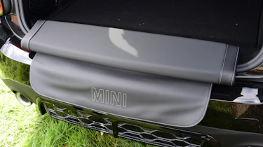 MINI Countryman - load lip