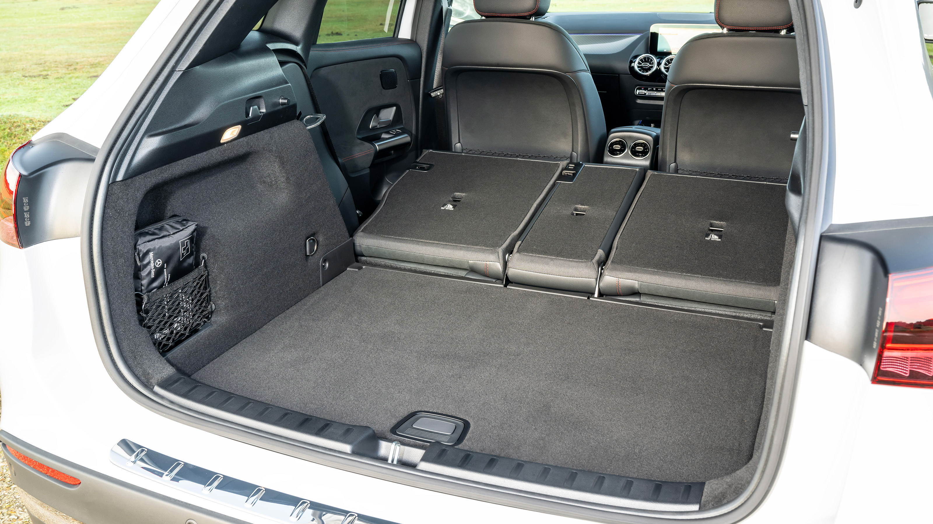 Mercedes GLA facelift - boot seats down