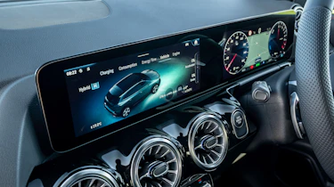 Mercedes GLA facelift - screens