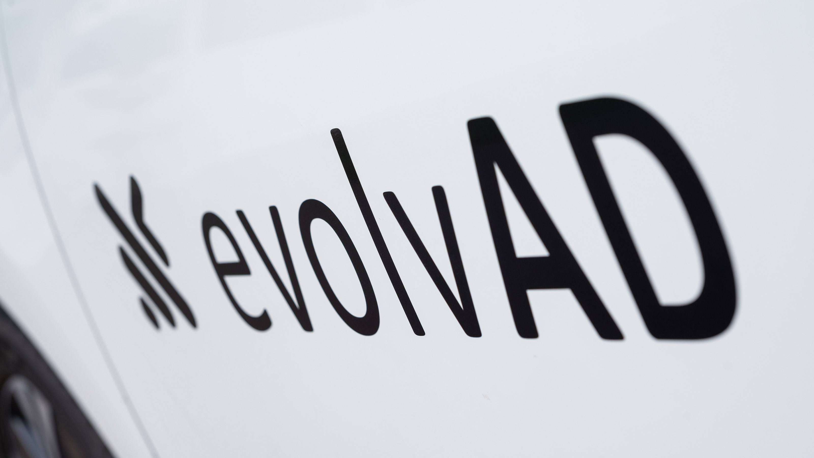Nissan Leaf with evolvAD tech - side branding