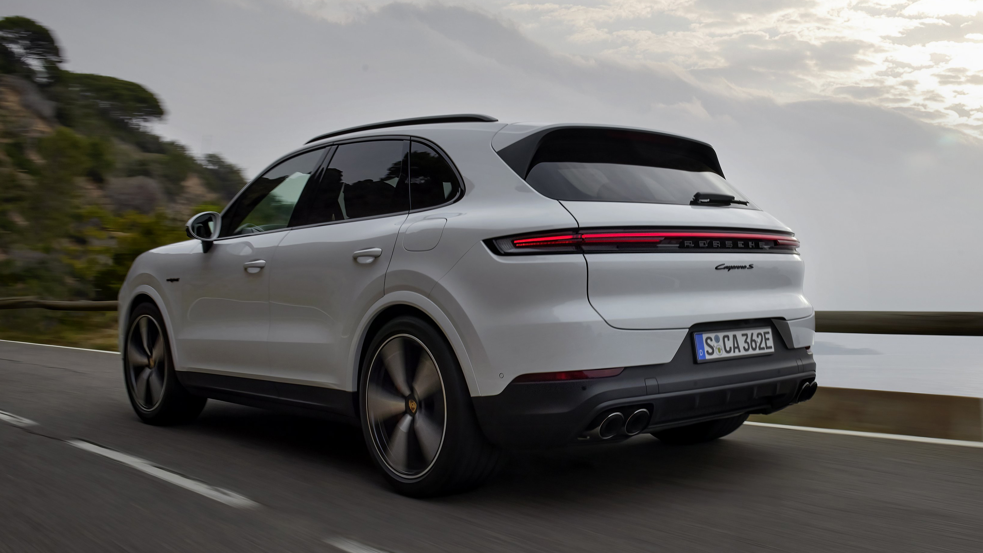 Porsche Cayenne S E-Hybrid - rear tracking
