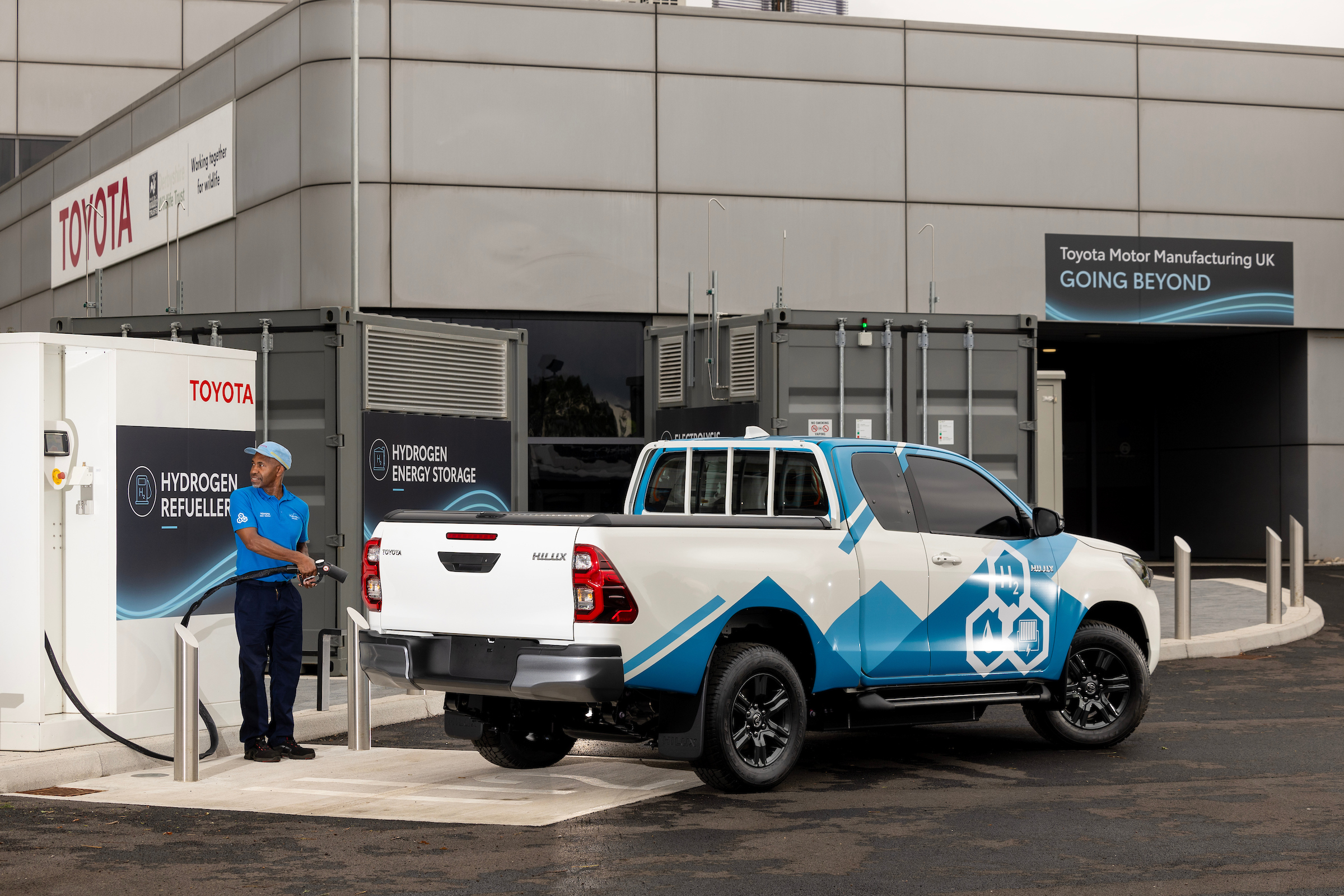 Hydrogen Toyota Hilux - refueling 
