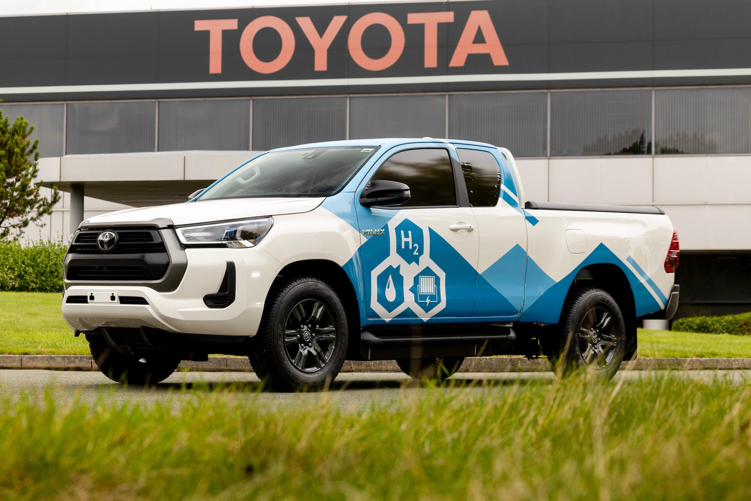 Hydrogen Toyota Hilux - front static