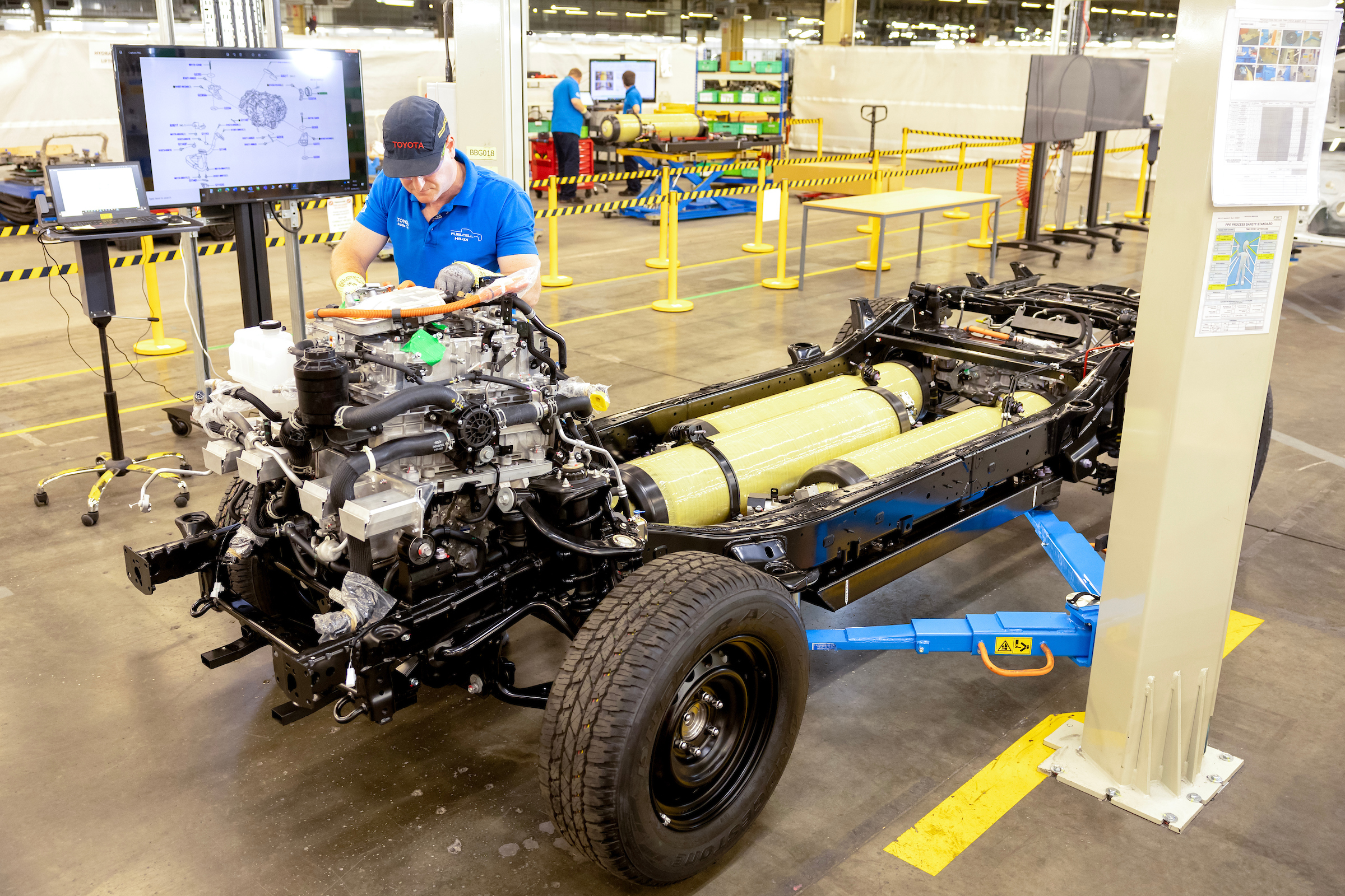 Hydrogen Toyota Hilux - engine and fuel cells 