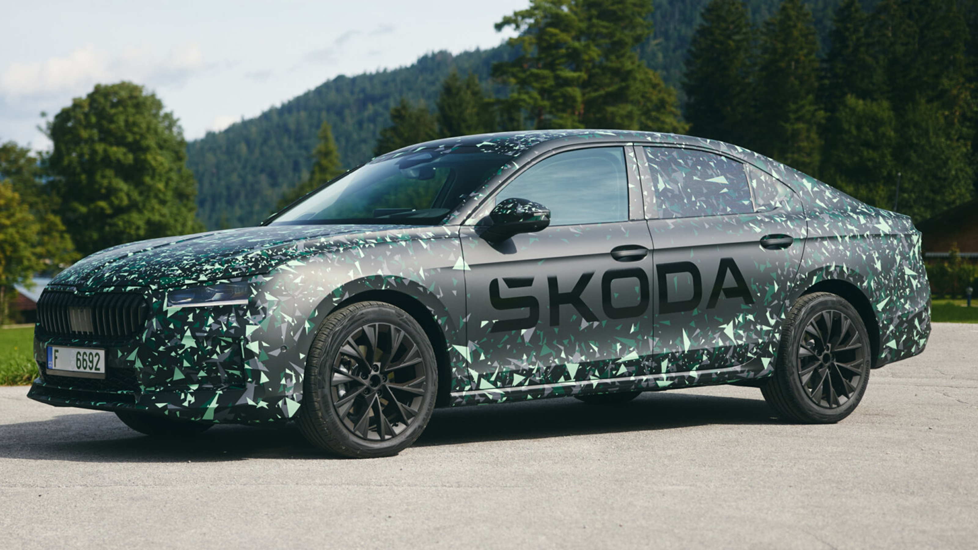 Skoda Superb hatchback - front 
