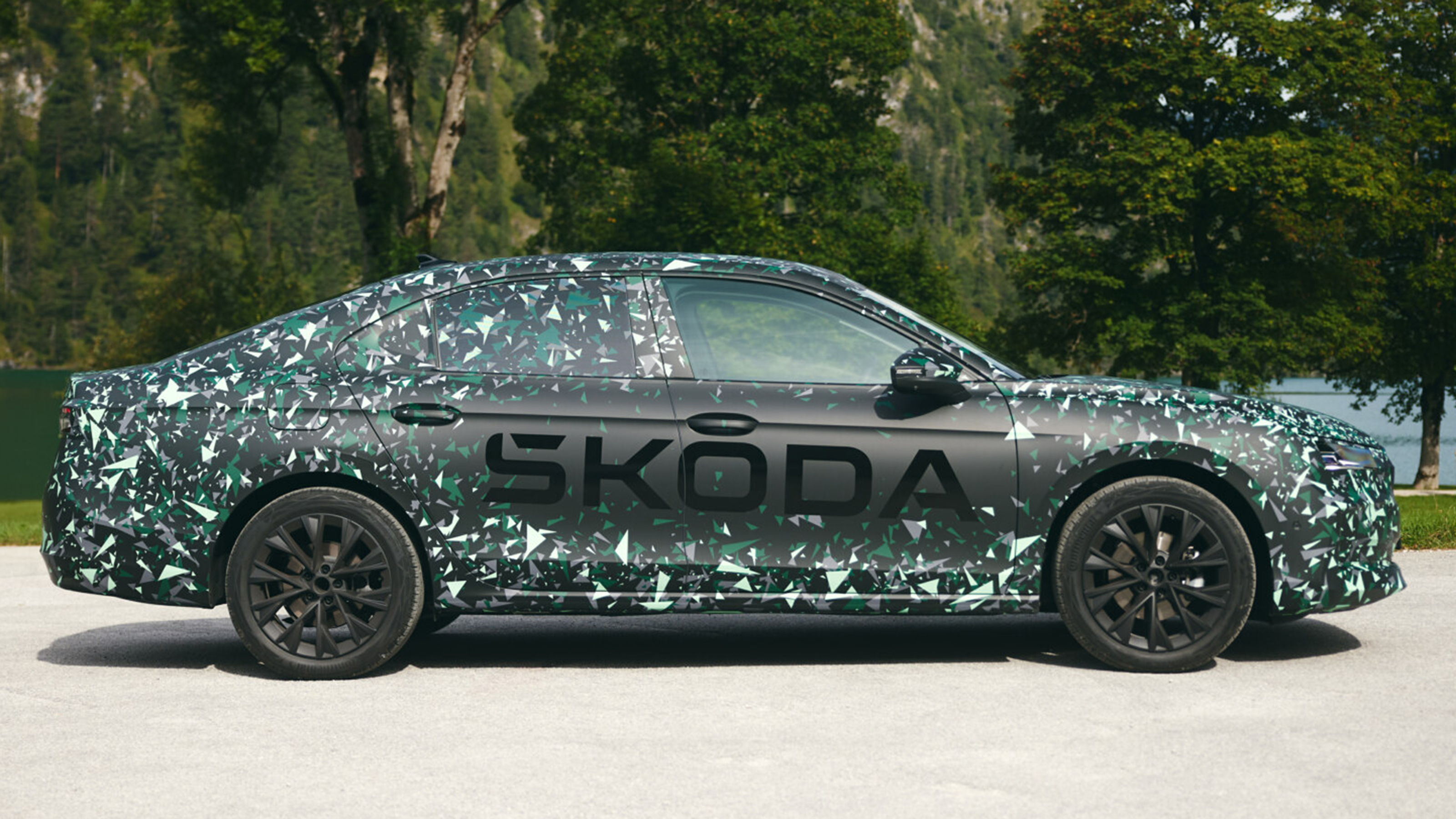 2023 Skoda Superb hatchback - side 
