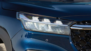 Suzuki S-Cross - headlights