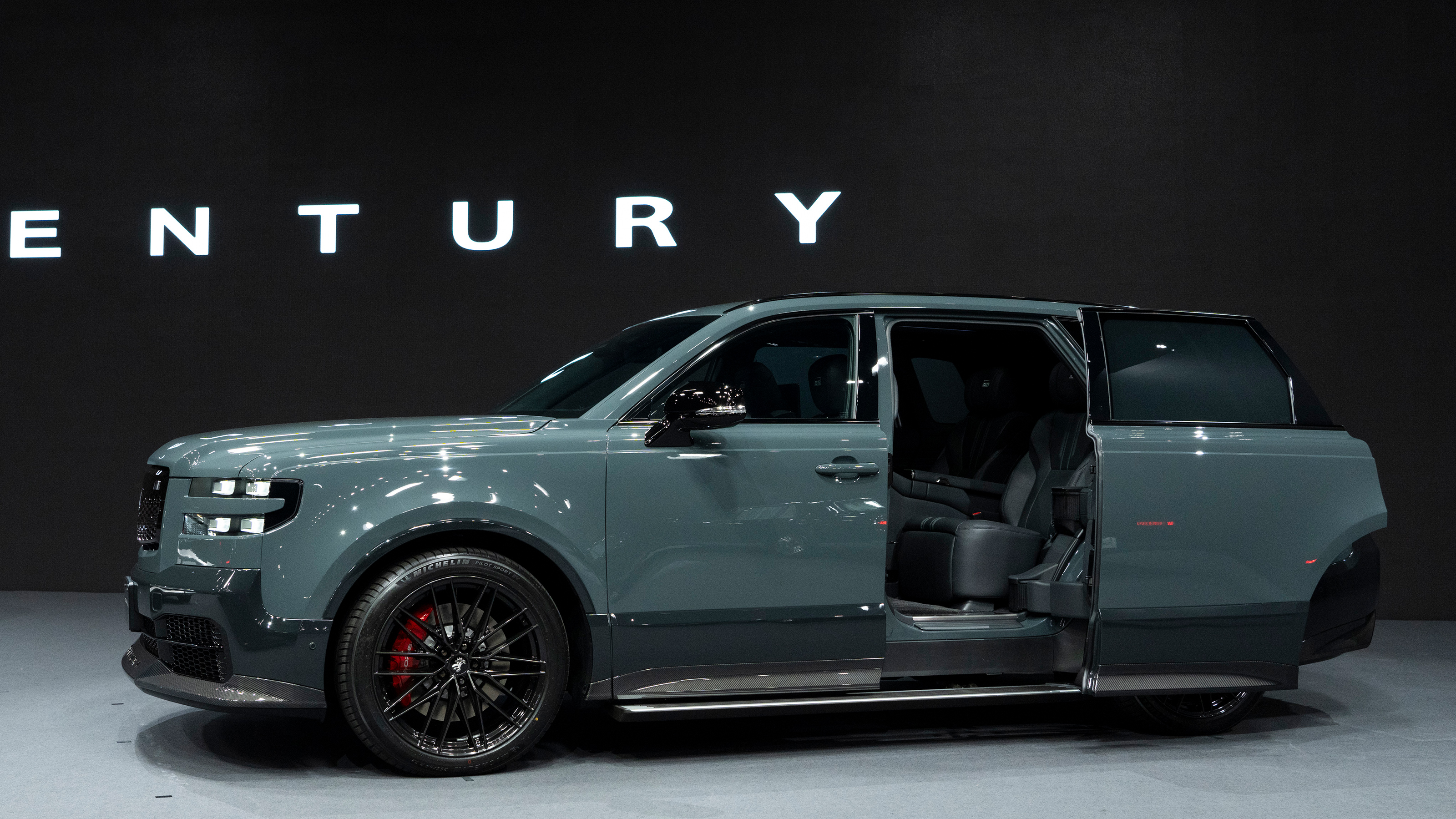 Toyota Century SUV GRMN - sliding doors
