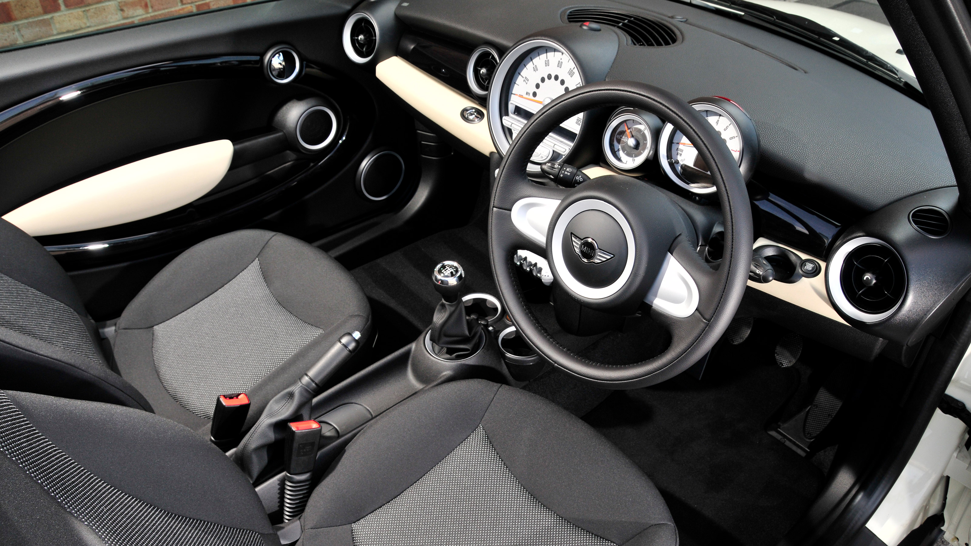 Used MINI Convertible - dash
