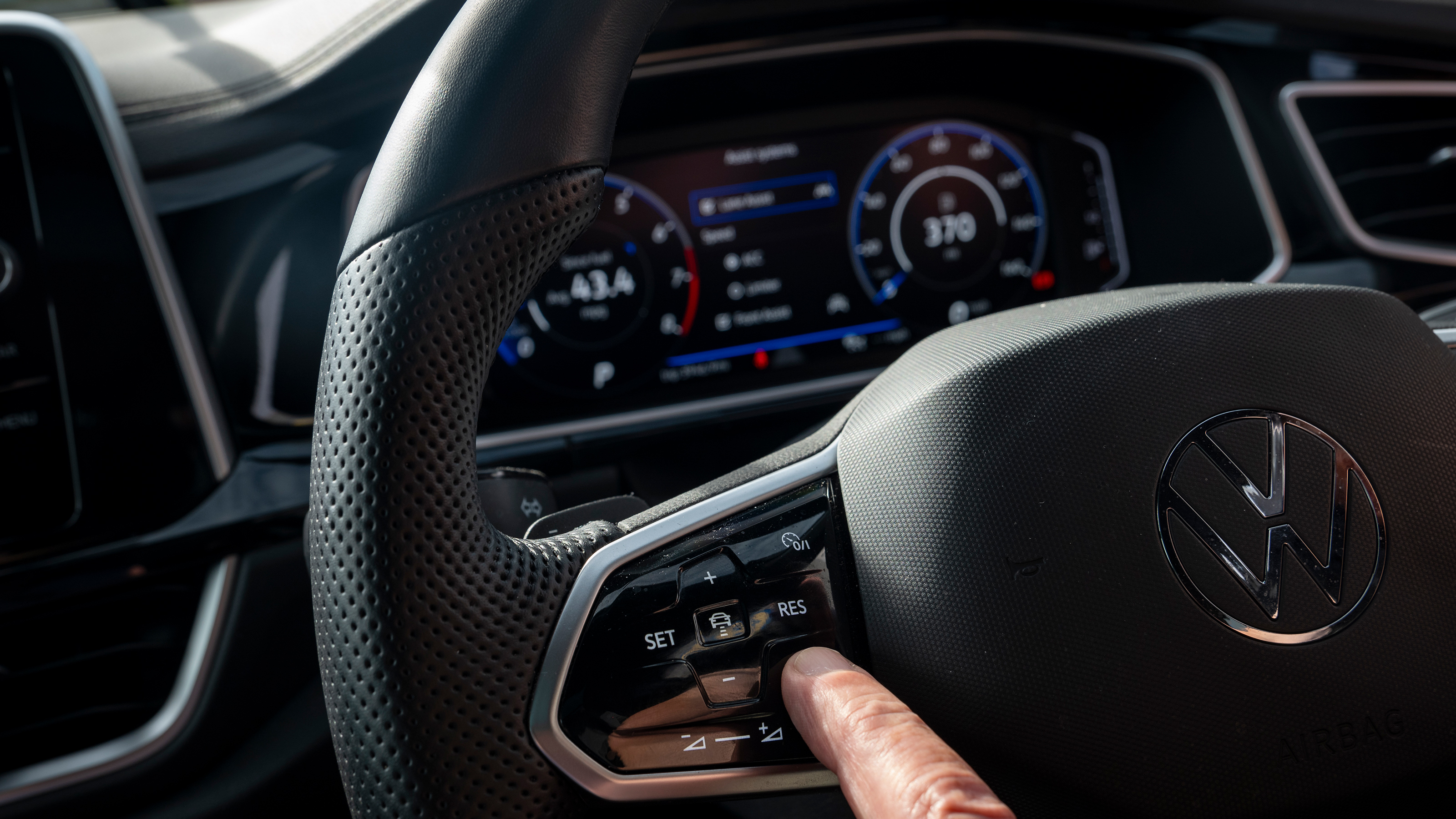 Volkswagen T-Roc - steering wheel controls