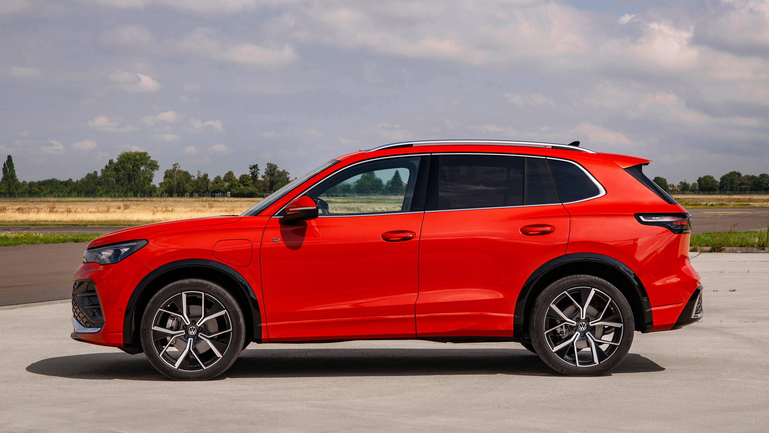 Volkswagen Tiguan - side