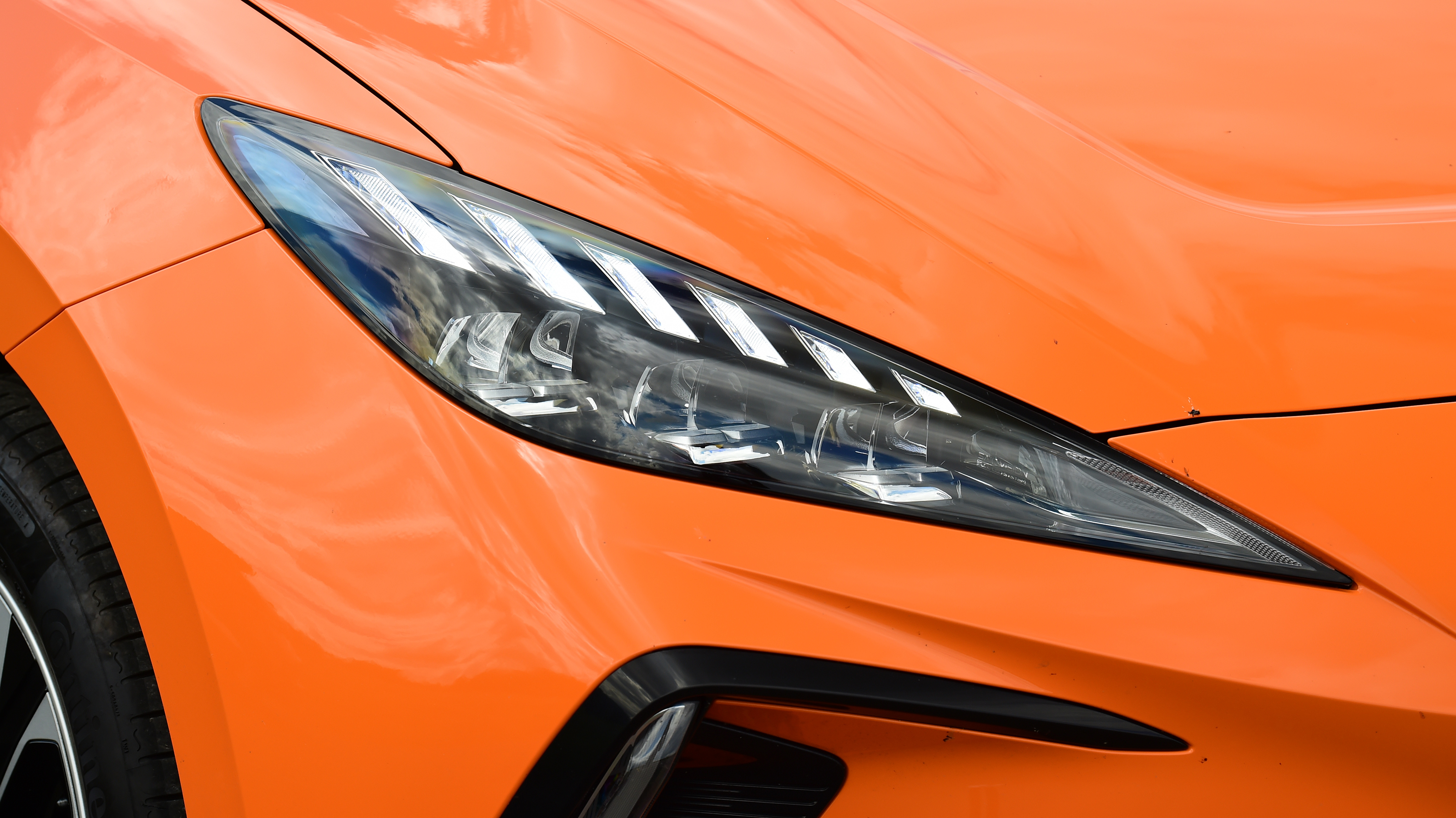 Volkswagen ID.3 vs MG4 - MG4 front headlight 