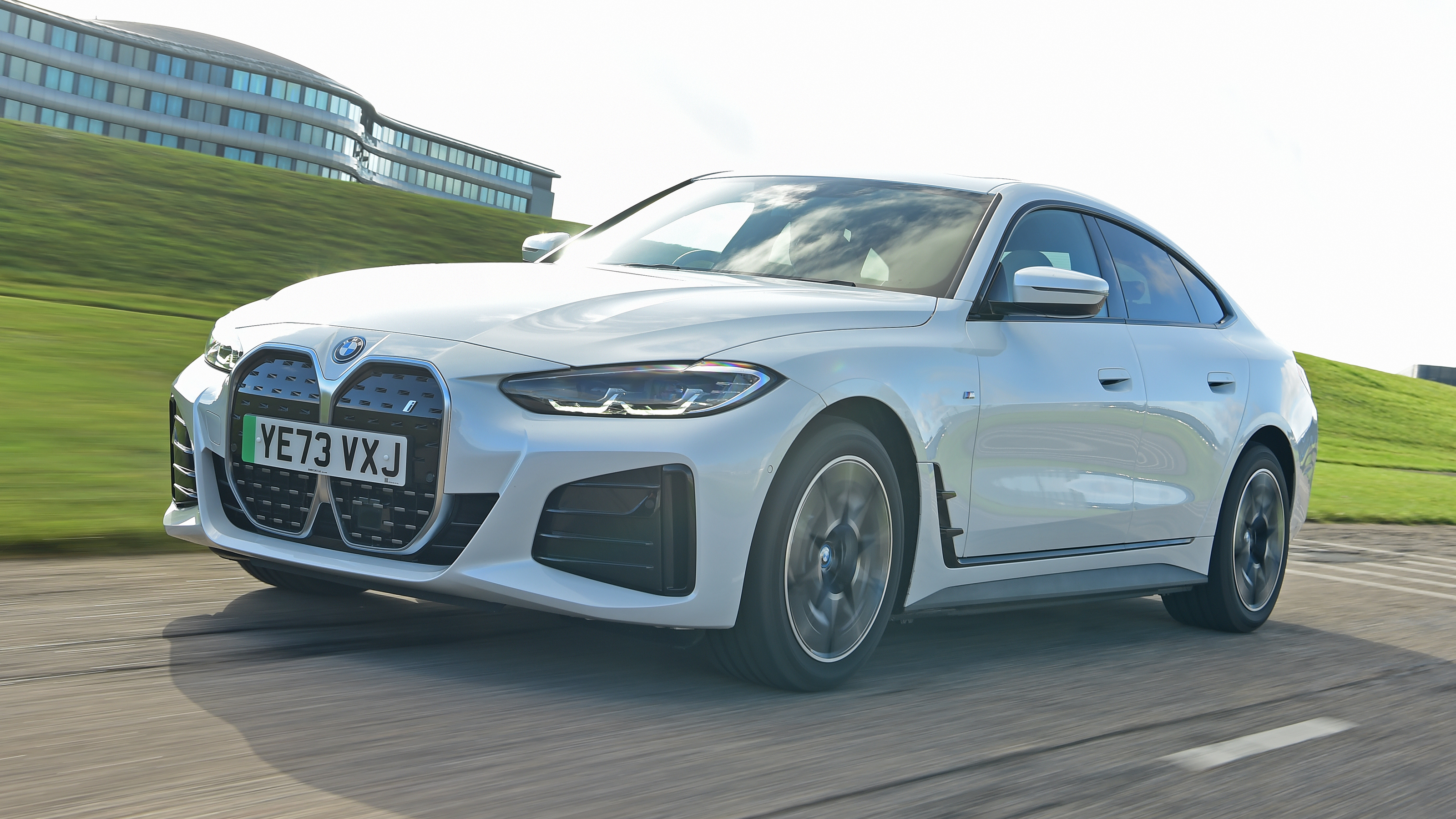 BMW i4 eDrive35 M Sport - front tracking