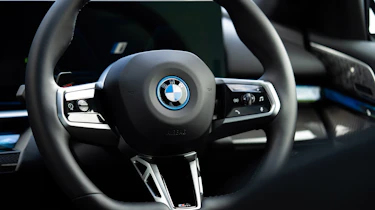 BMW i5 eDrive40 M Sport - steering wheel
