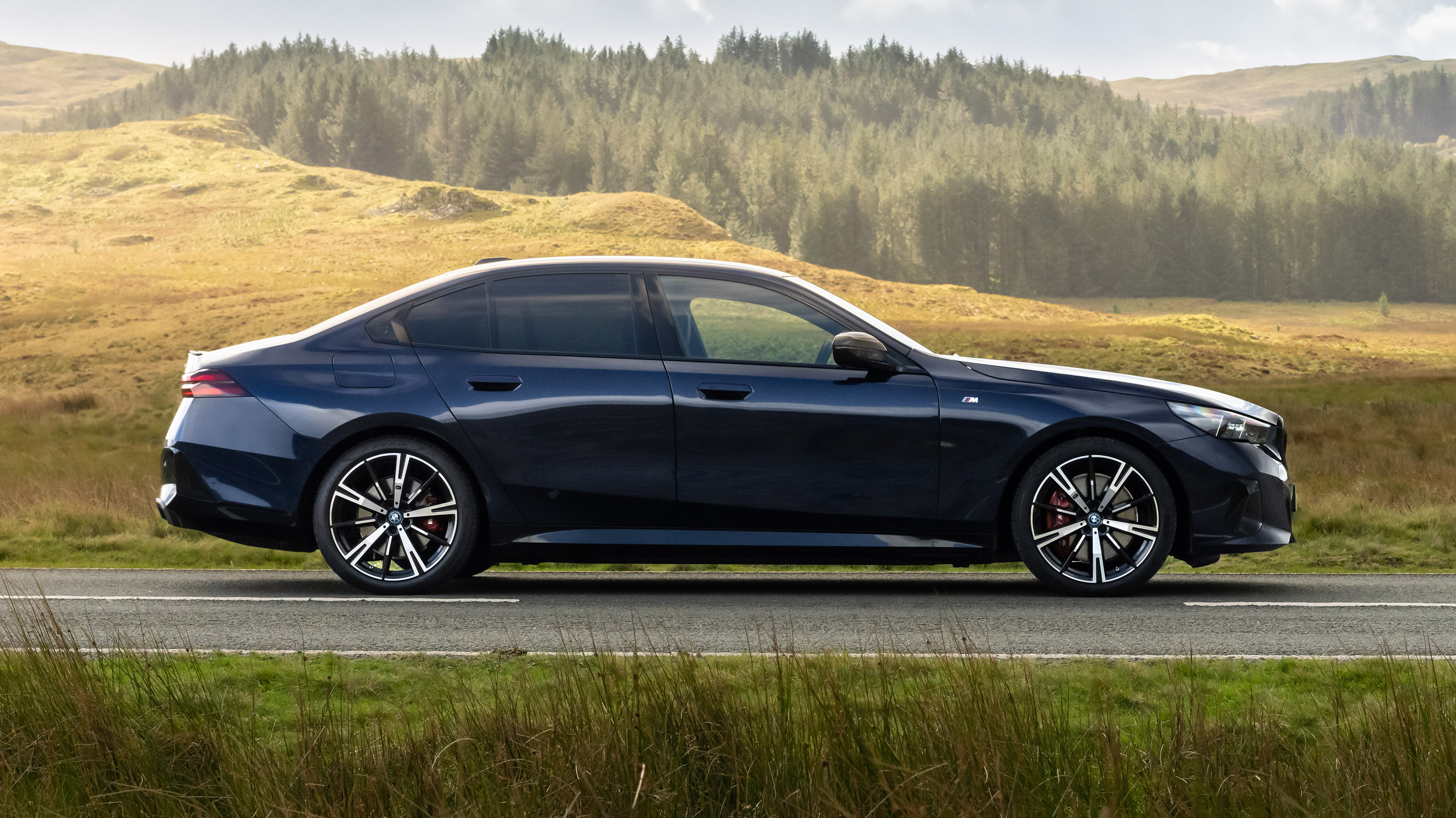 BMW i5 eDrive40 M Sport - side static