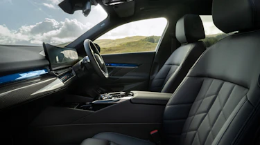 BMW i5 eDrive40 M Sport - front seats
