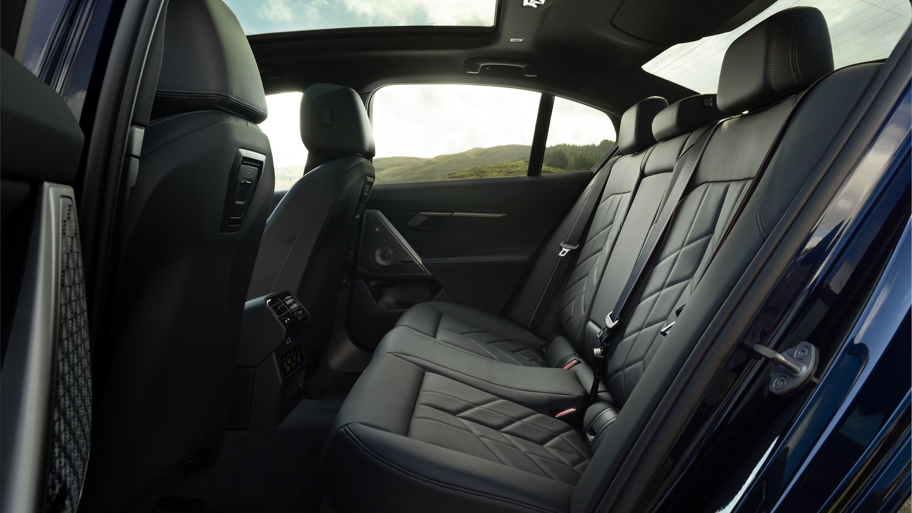 BMW i5 eDrive40 M Sport - rear seats