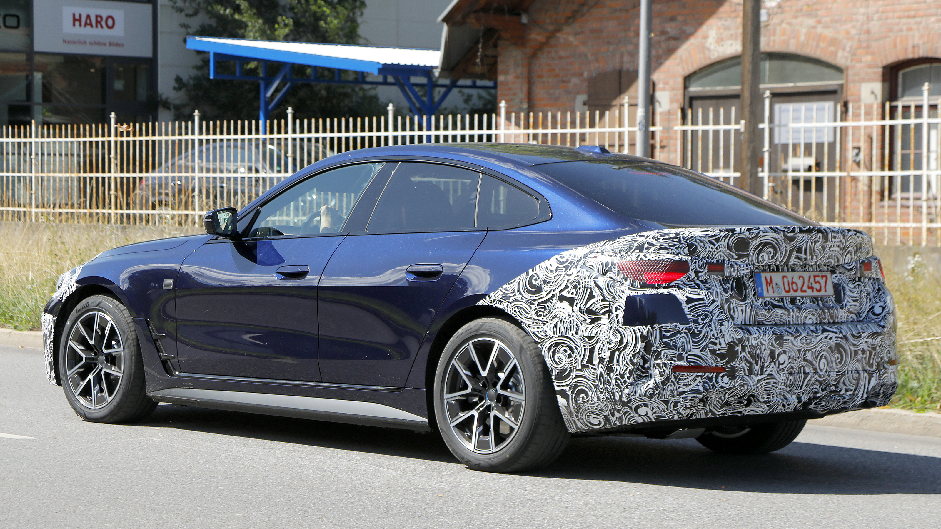 Facelifted BMW i4 - rear tracking 