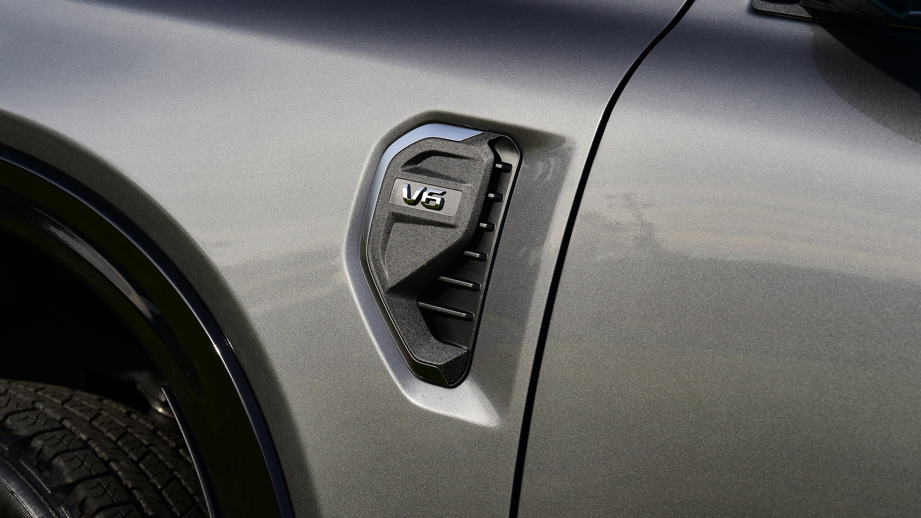 Ford Ranger Platinum - front wing 'V6' badge