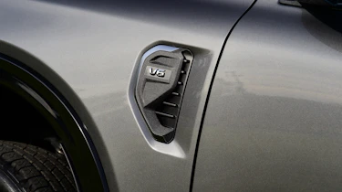 Ford Ranger Platinum - front wing 'V6' badge