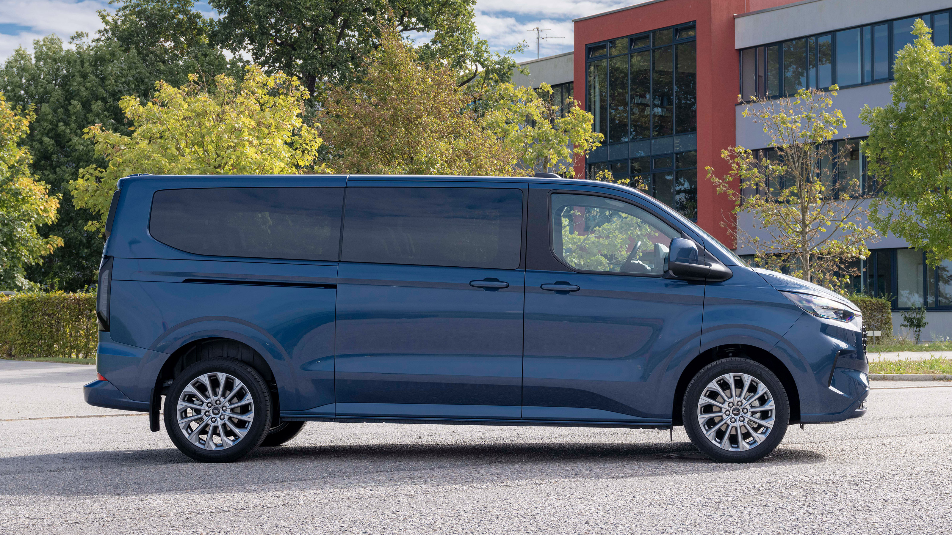 Ford Tourneo Custom - side static