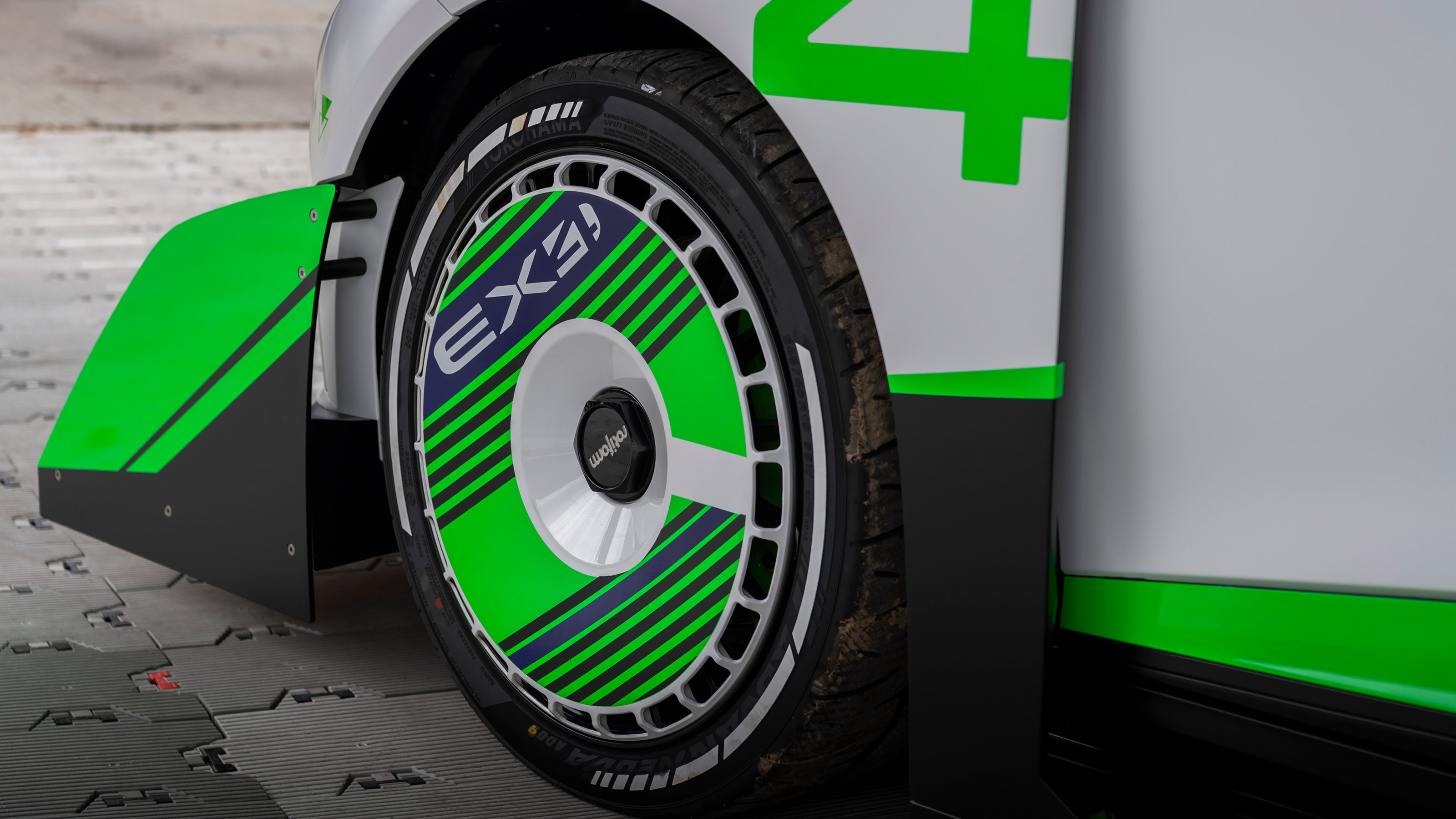 MG EX4 concept car - wheel