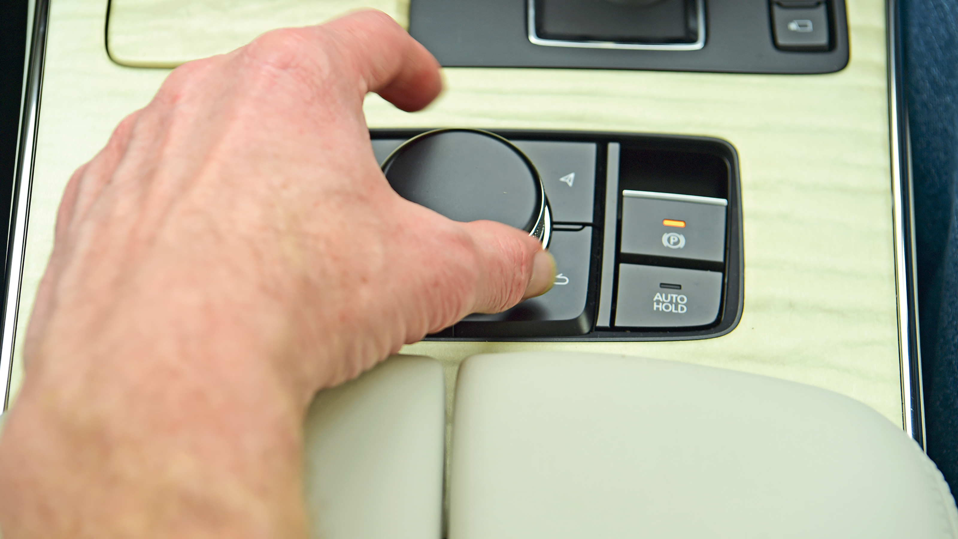 Mazda CX-60 - rotary controller
