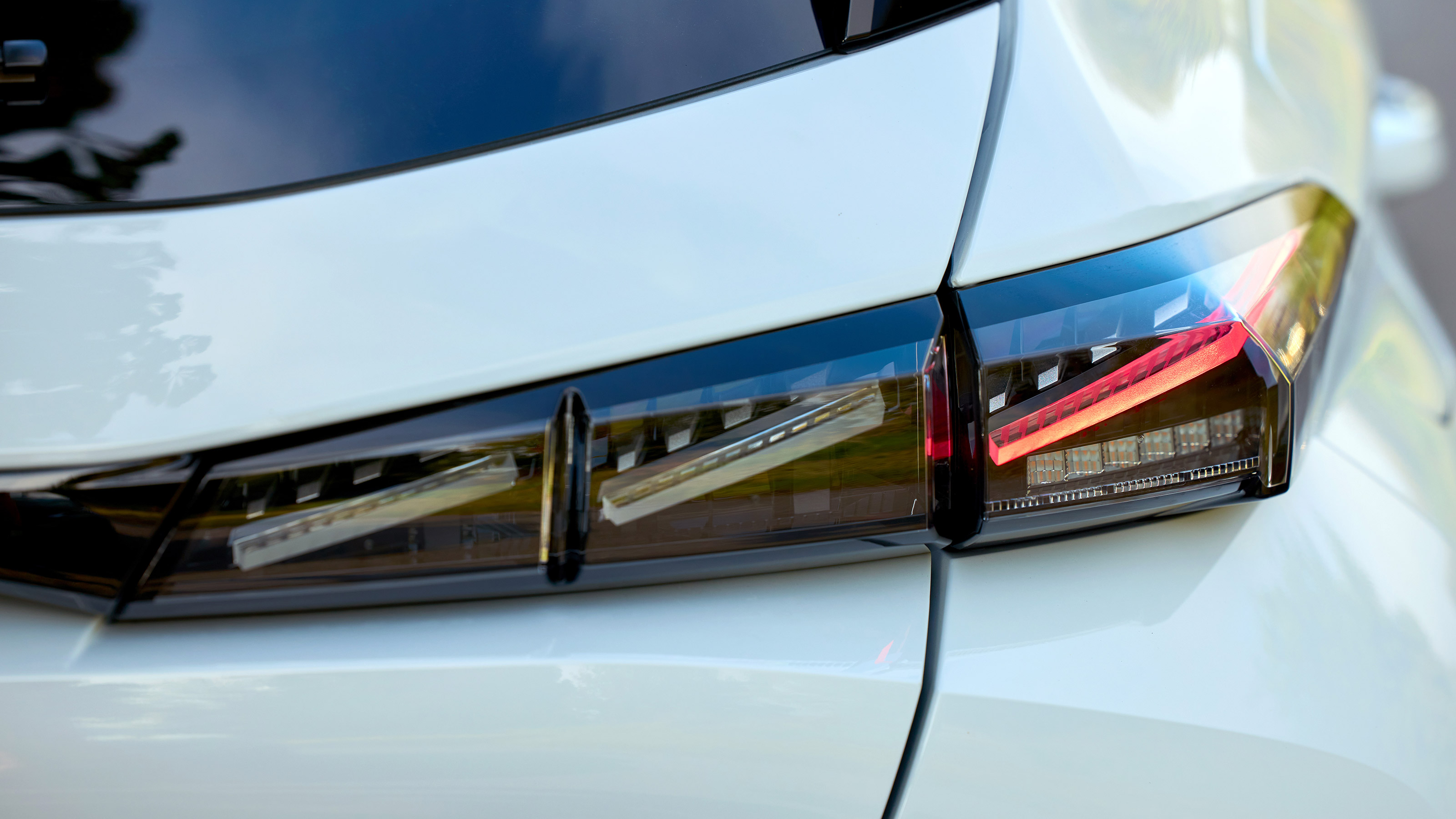 Peugeot E-308 GT - rear light