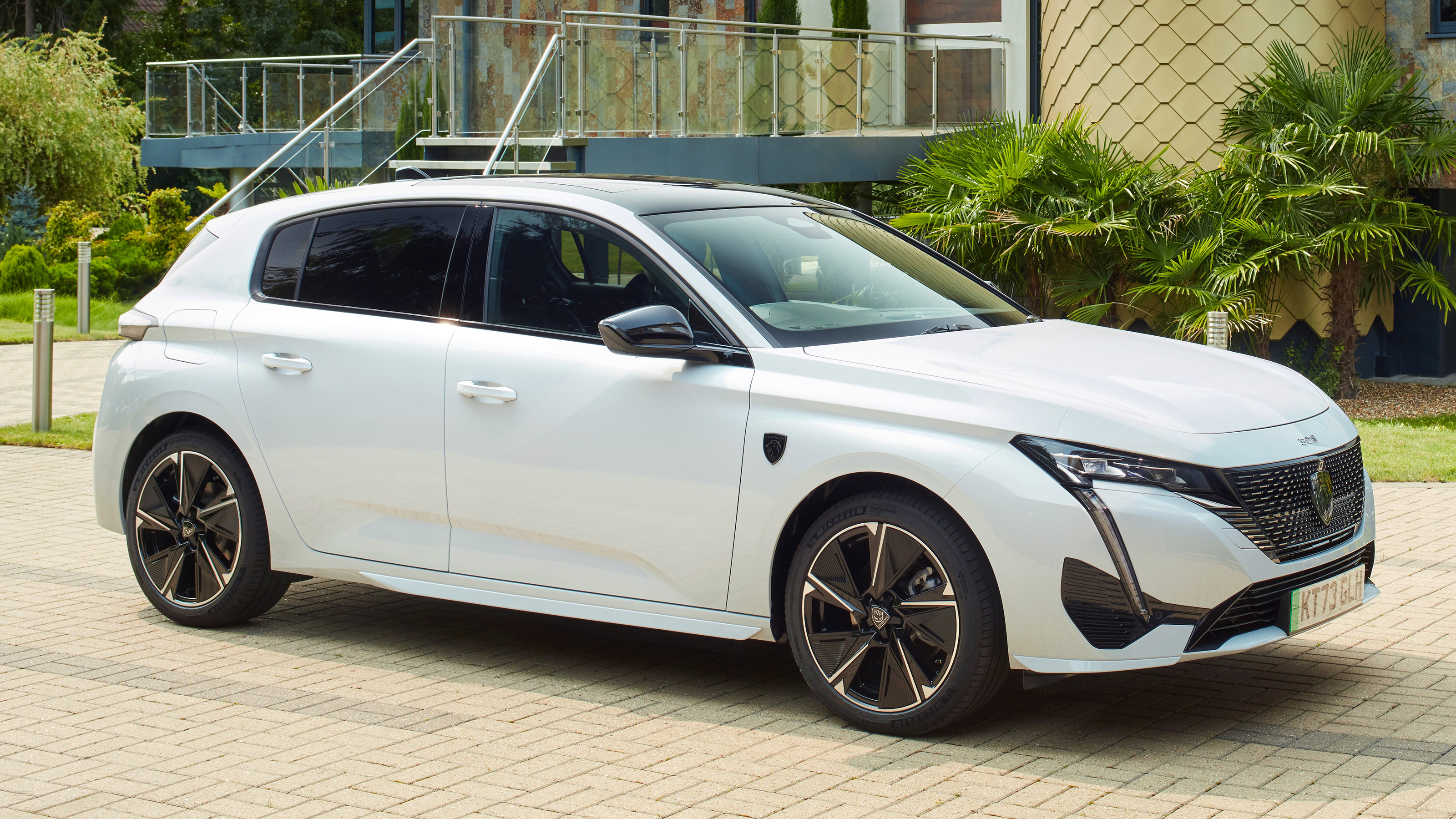 Peugeot E-308 GT - front static