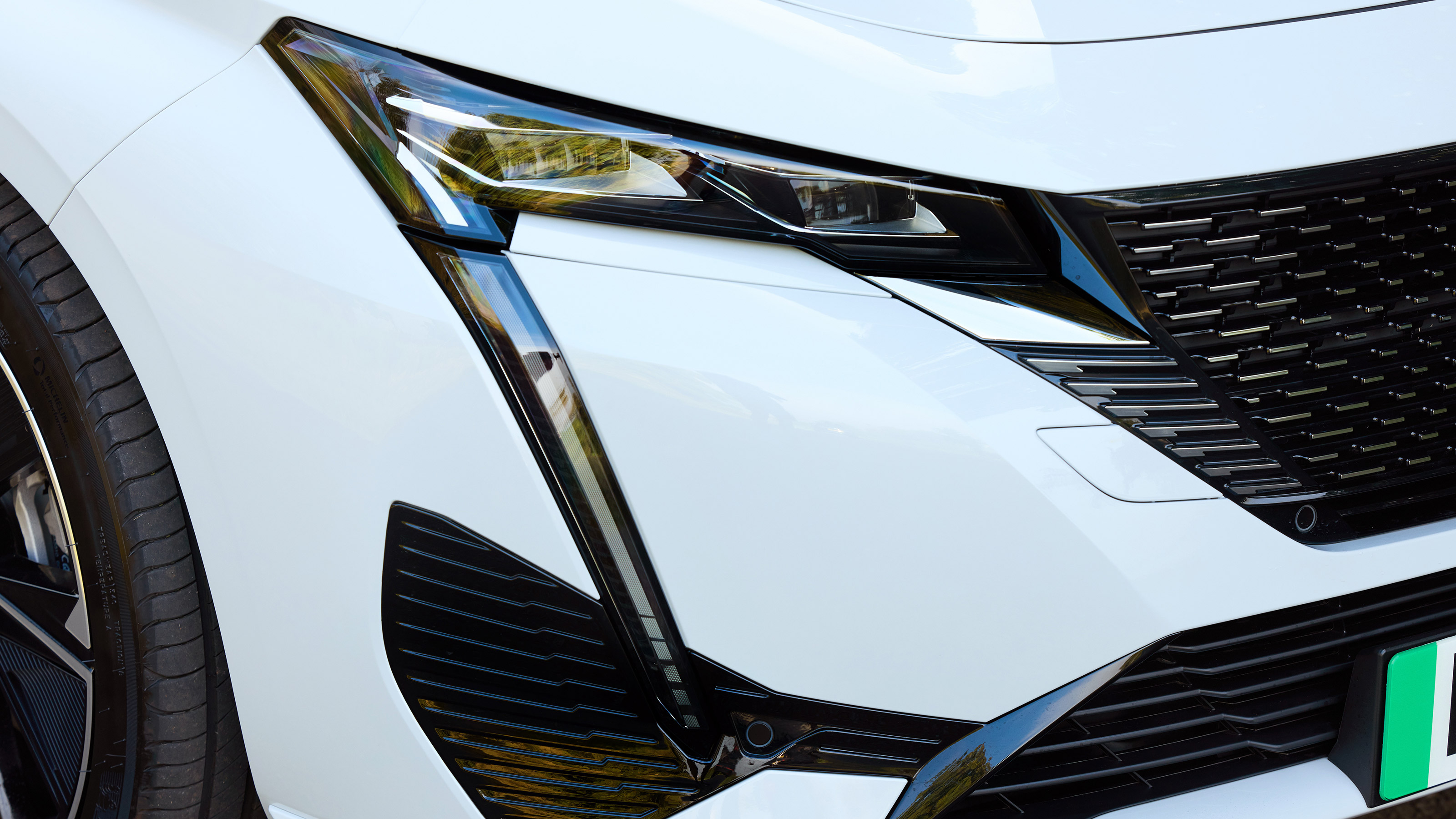 Peugeot E-308 GT - front light