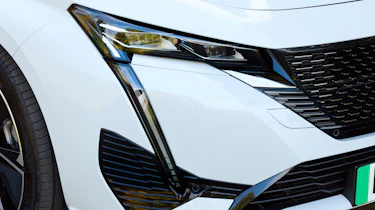 Peugeot E-308 GT - front light
