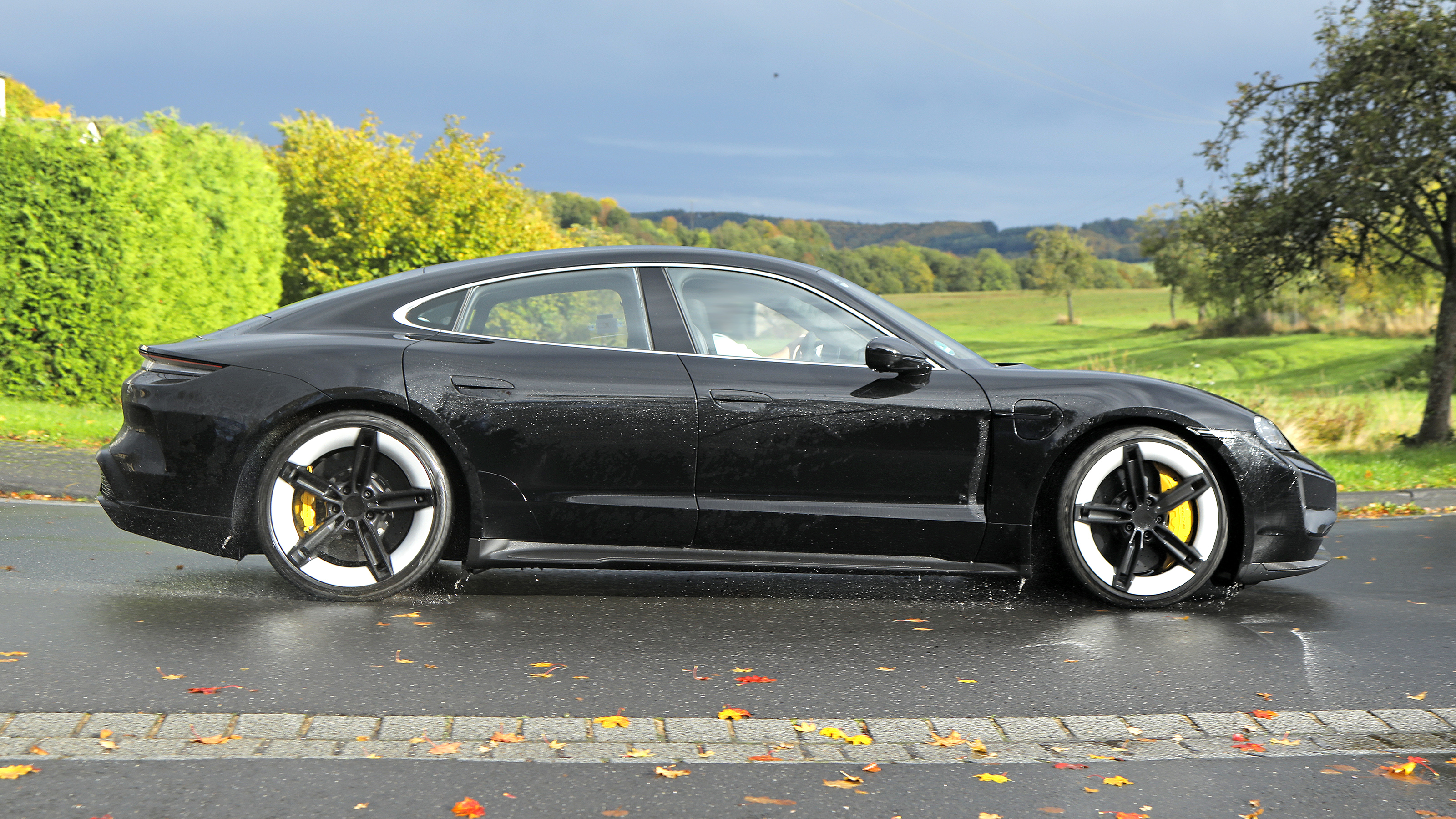 Porsche Taycan facelift - side tracking 