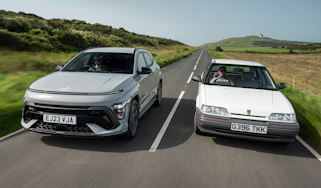 Rover 214i and Hyundai Kona - front tracking