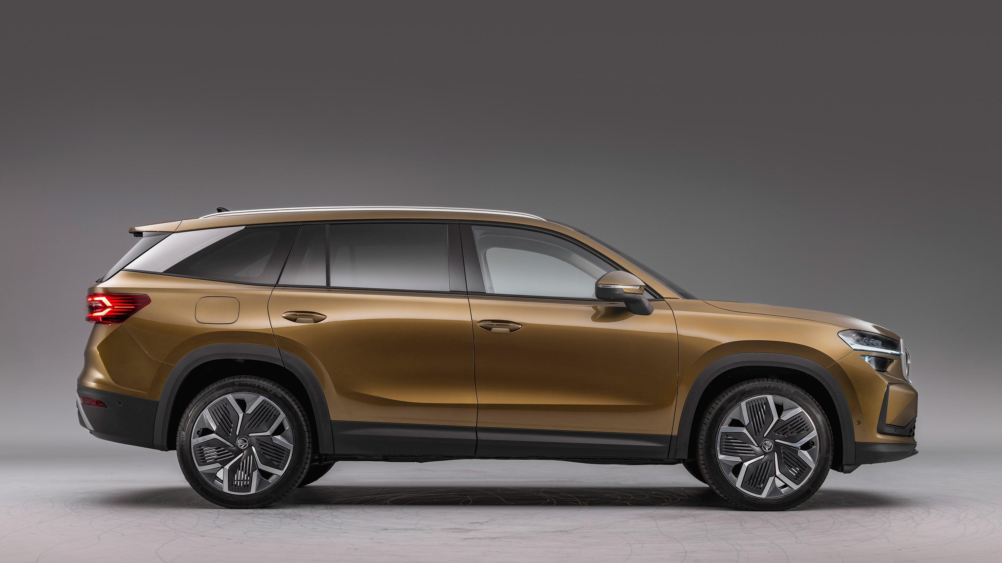 Skoda Kodiaq - side studio